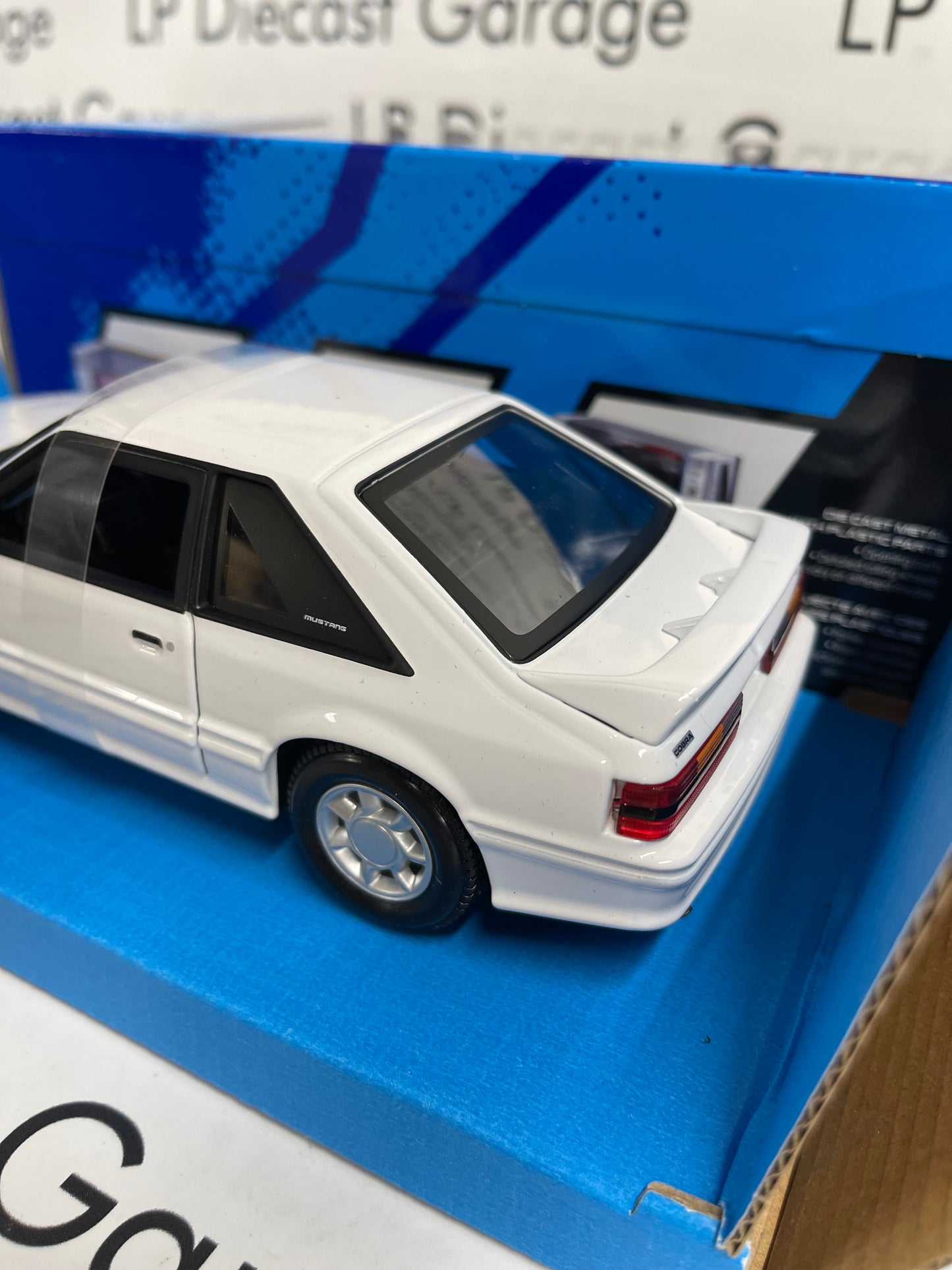 MAISTO 1993 Ford Mustang SVT Cobra White 1:24 Scale Diecast MiJo