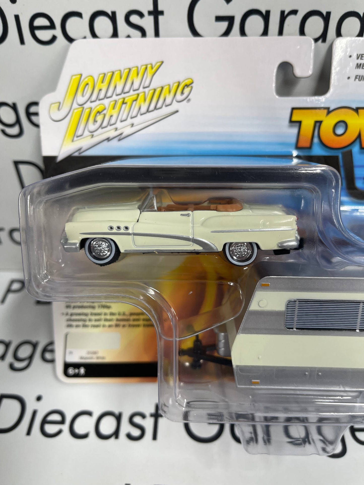 JOHNNY LIGHTNING 1953 Buick Super w/Travel Trailer Creme Color 1:64 Diecast Tow & Go