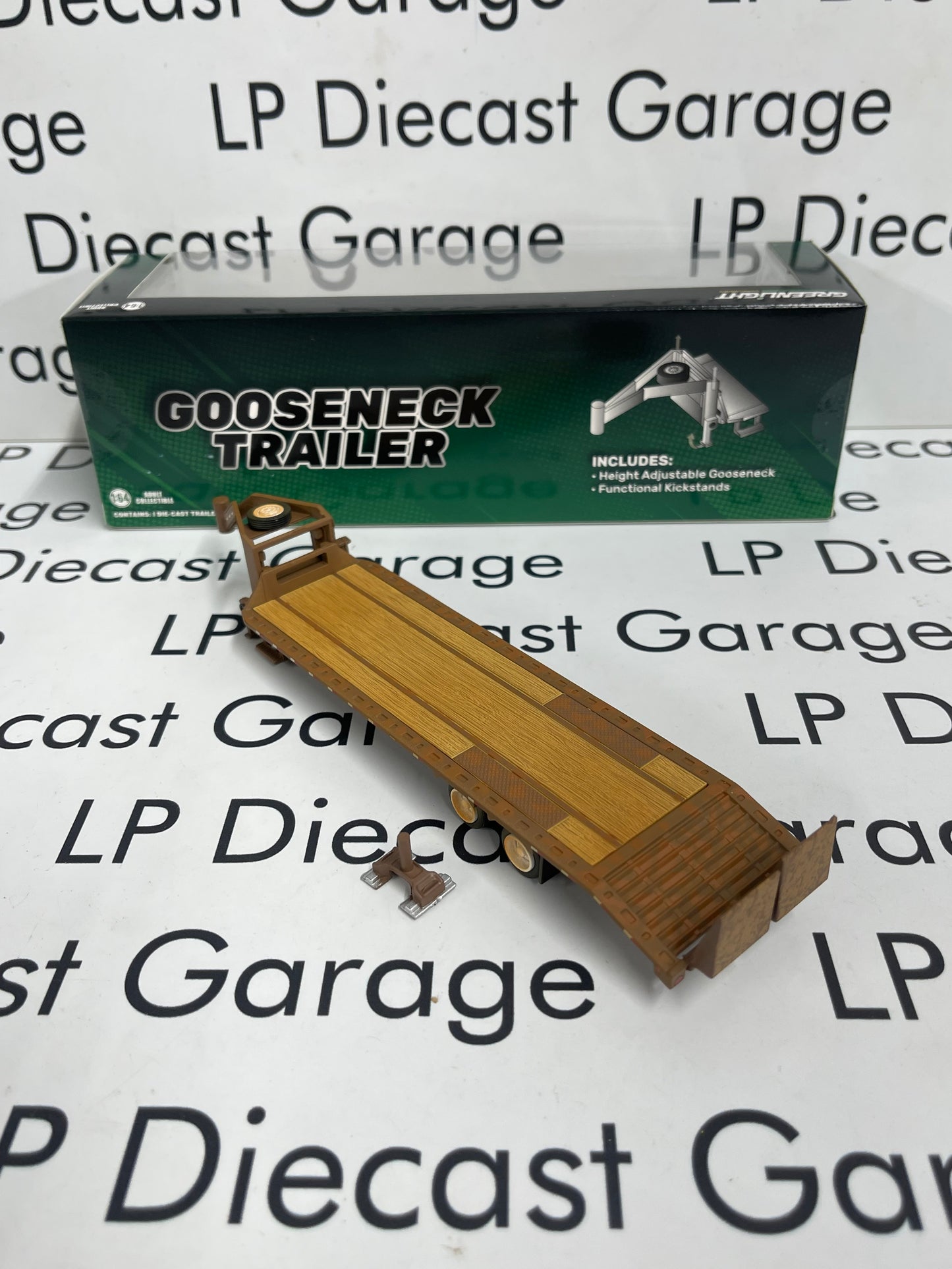 GREENLIGHT Brown Weathered Gooseneck Deckover Trailer Includes Hitch 1:64 Diecast