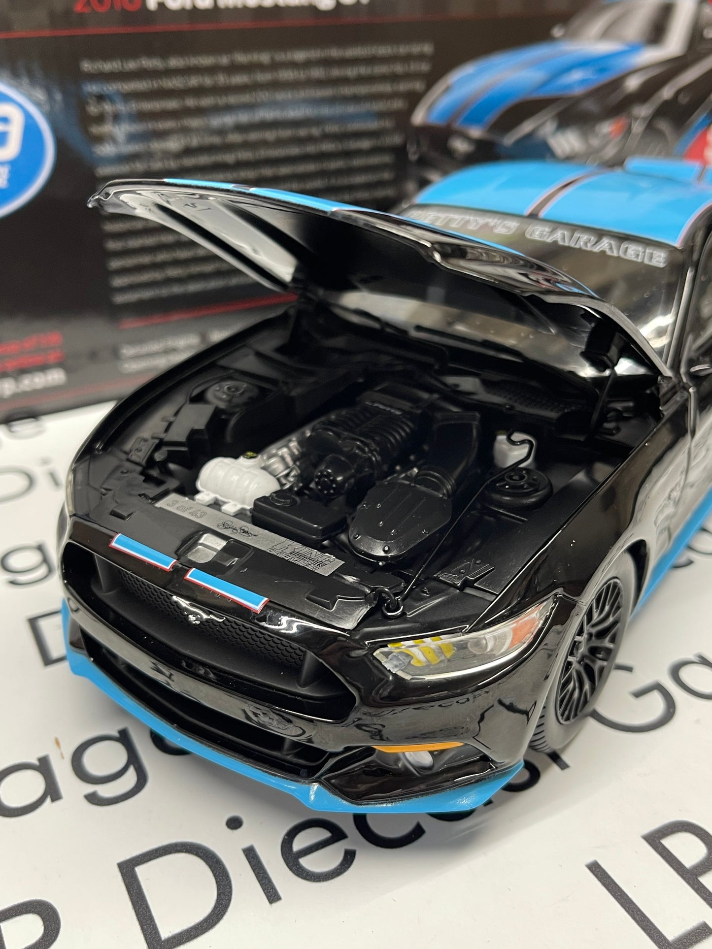 AUTO WORLD 2016 Ford Mustang GT Richard Petty Edition Black & Blue 1:18 Diecast