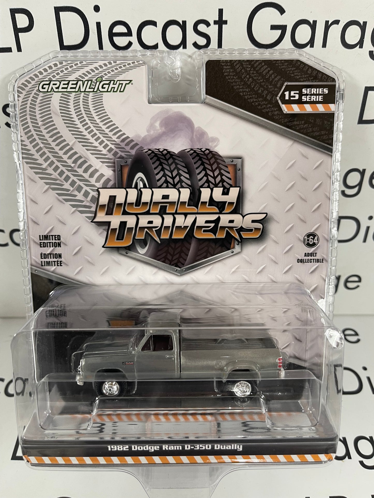 RAW CHASE 1982 Dodge Ram D350 Construction Truck 1:64 Diecast Dually Drivers