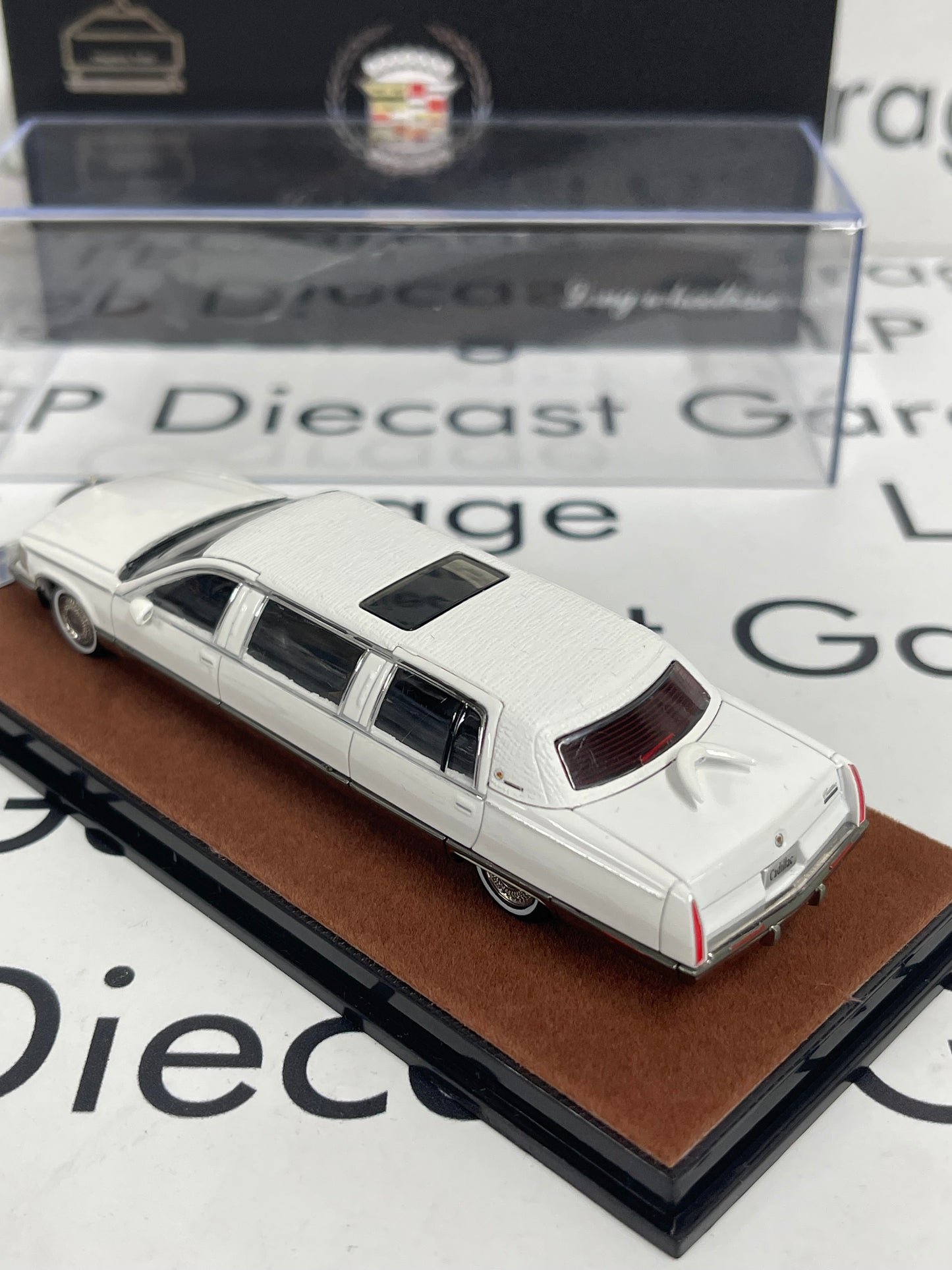 Xiago Guang 1993 Cadillac Fleetwood Limousine Long Wheelbase Limo White 1:64 Diecast