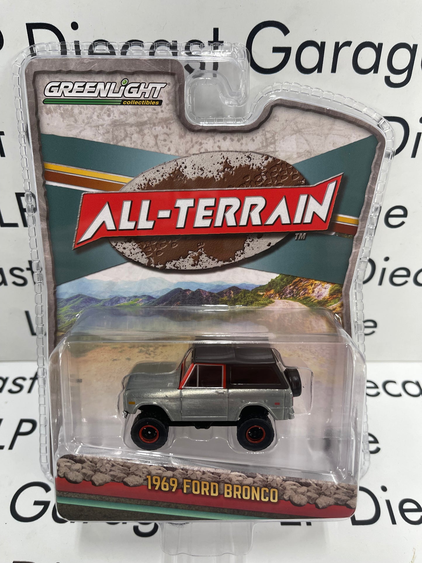 GREENLIGHT *RAW CHASE* 1969 Ford Bronco Red & Black All Terrain 1:64 Diecast