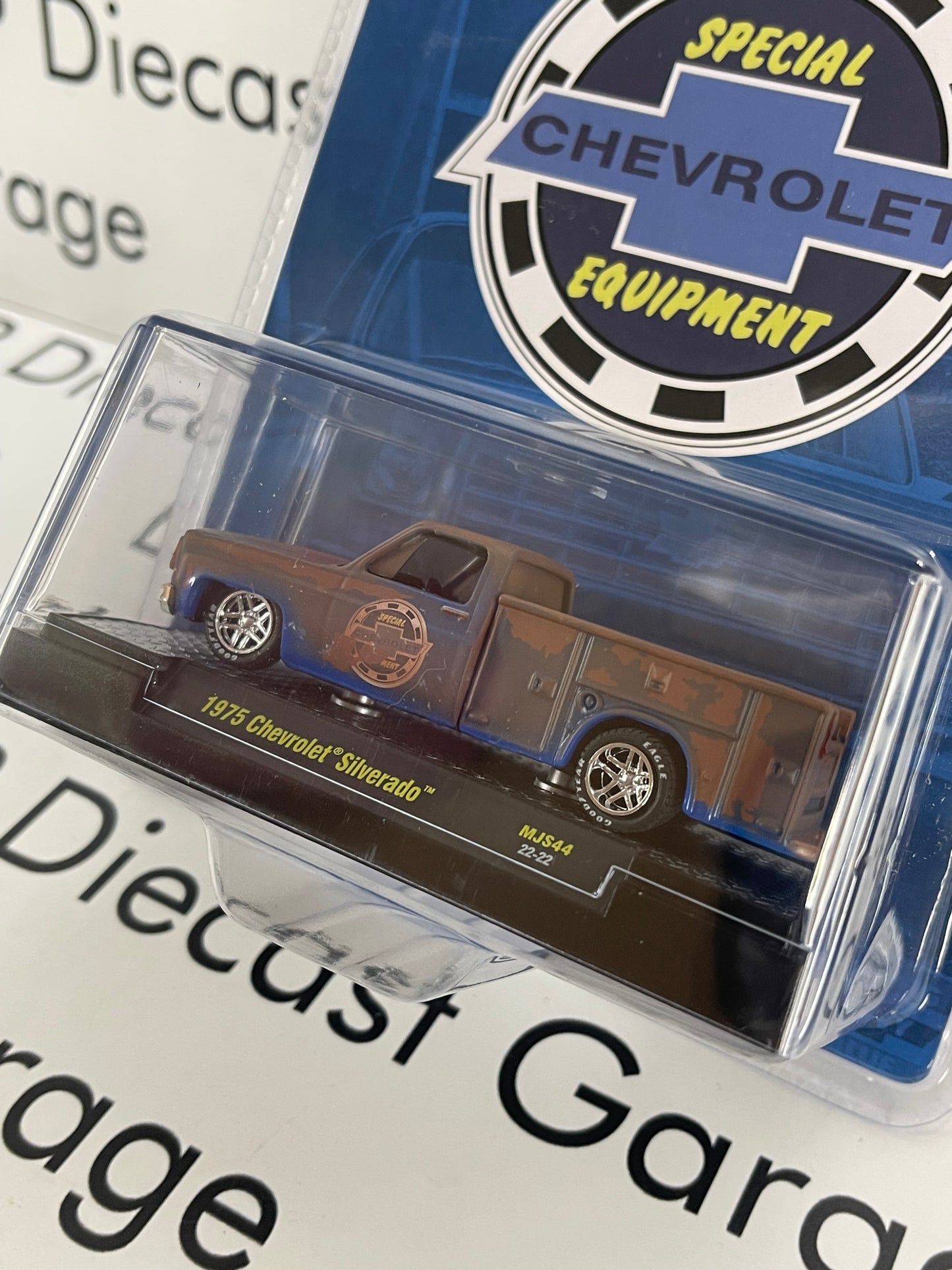 M2 1975 Chevrolet Silverado Blue Utility Truck Rusty 1:64 Diecast MiJo