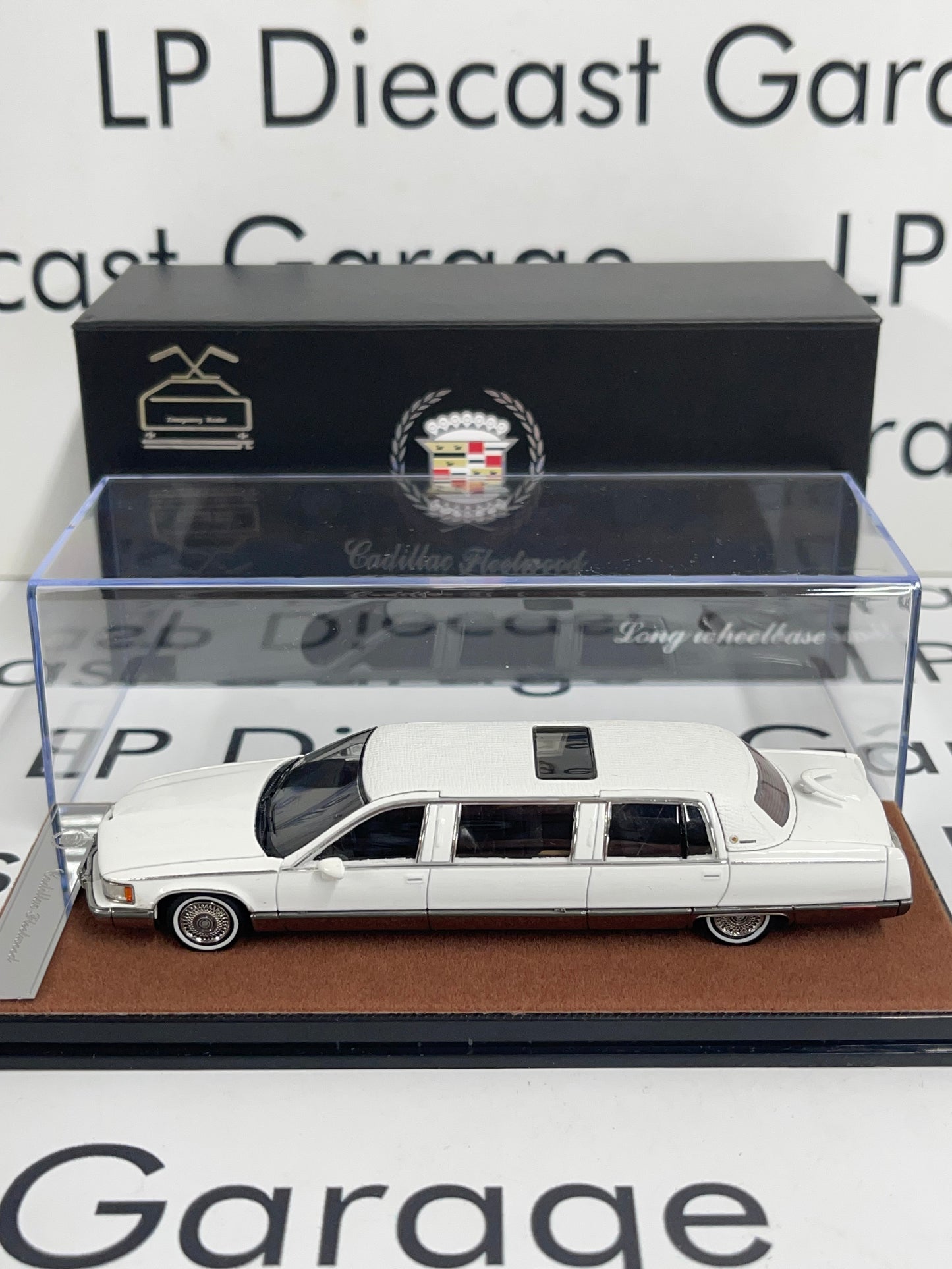 Xiago Guang 1993 Cadillac Fleetwood Limousine Long Wheelbase Limo White 1:64 Diecast