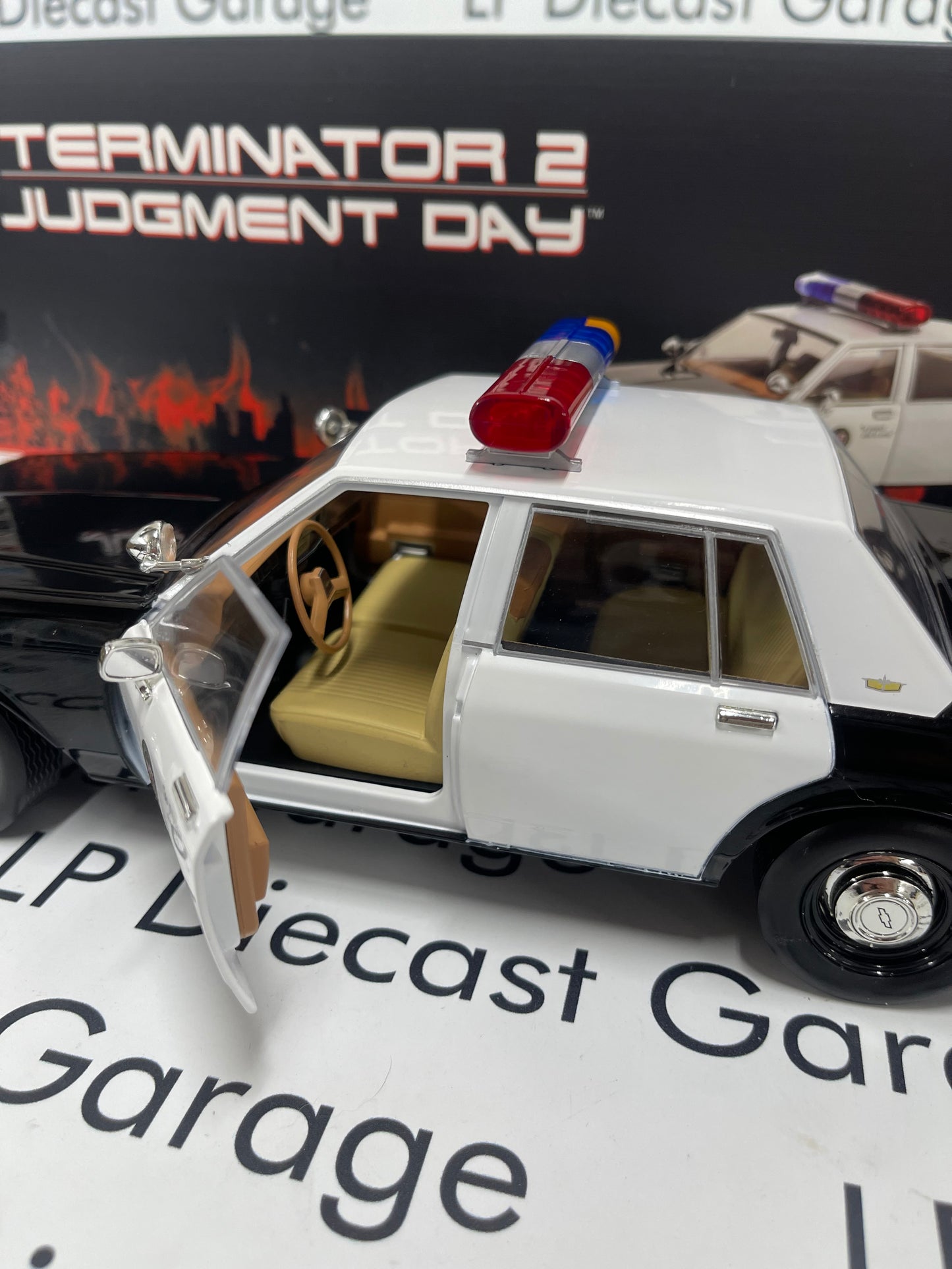 GREENLIGHT 1987 Chevrolet Caprice Metropolitan Police with T-1000 Liquid Metal Android Figure Terminator 2 Judgement Day 1:18 Diecast