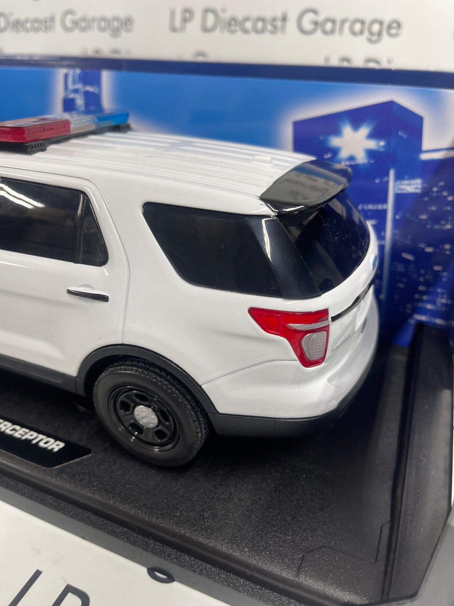 MOTORMAX 2015 Ford Police Interceptor Utility SUV White w/ Lights & Sirens 1:18 Diecast