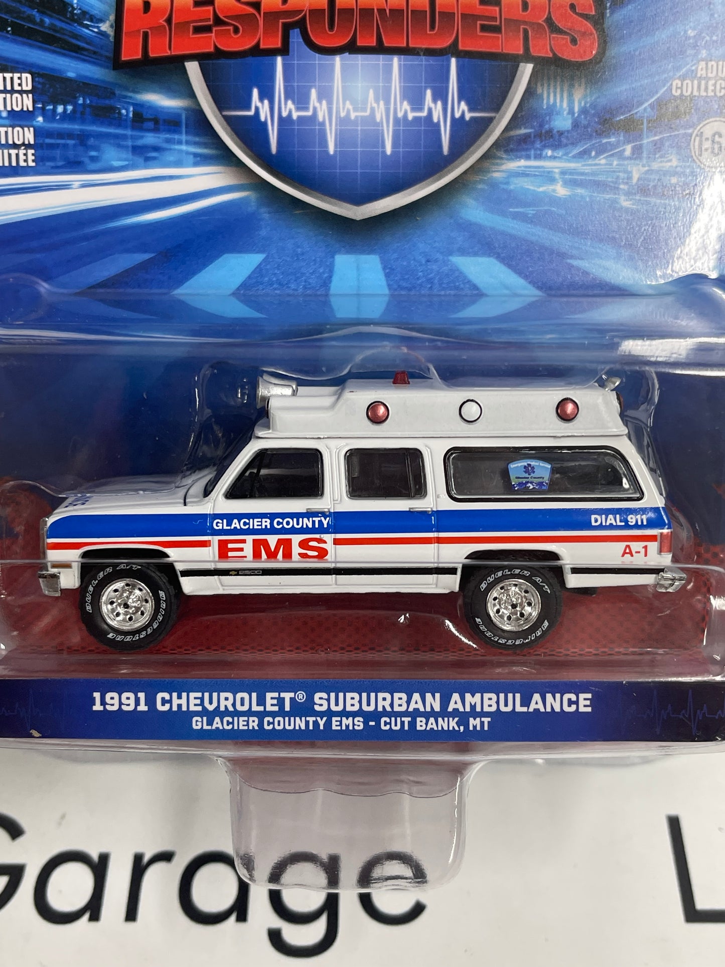 GREENLIGHT 1991 Chevrolet Suburban Ambulance Glacier EMS 1:64 Diecast First Responders Series 2