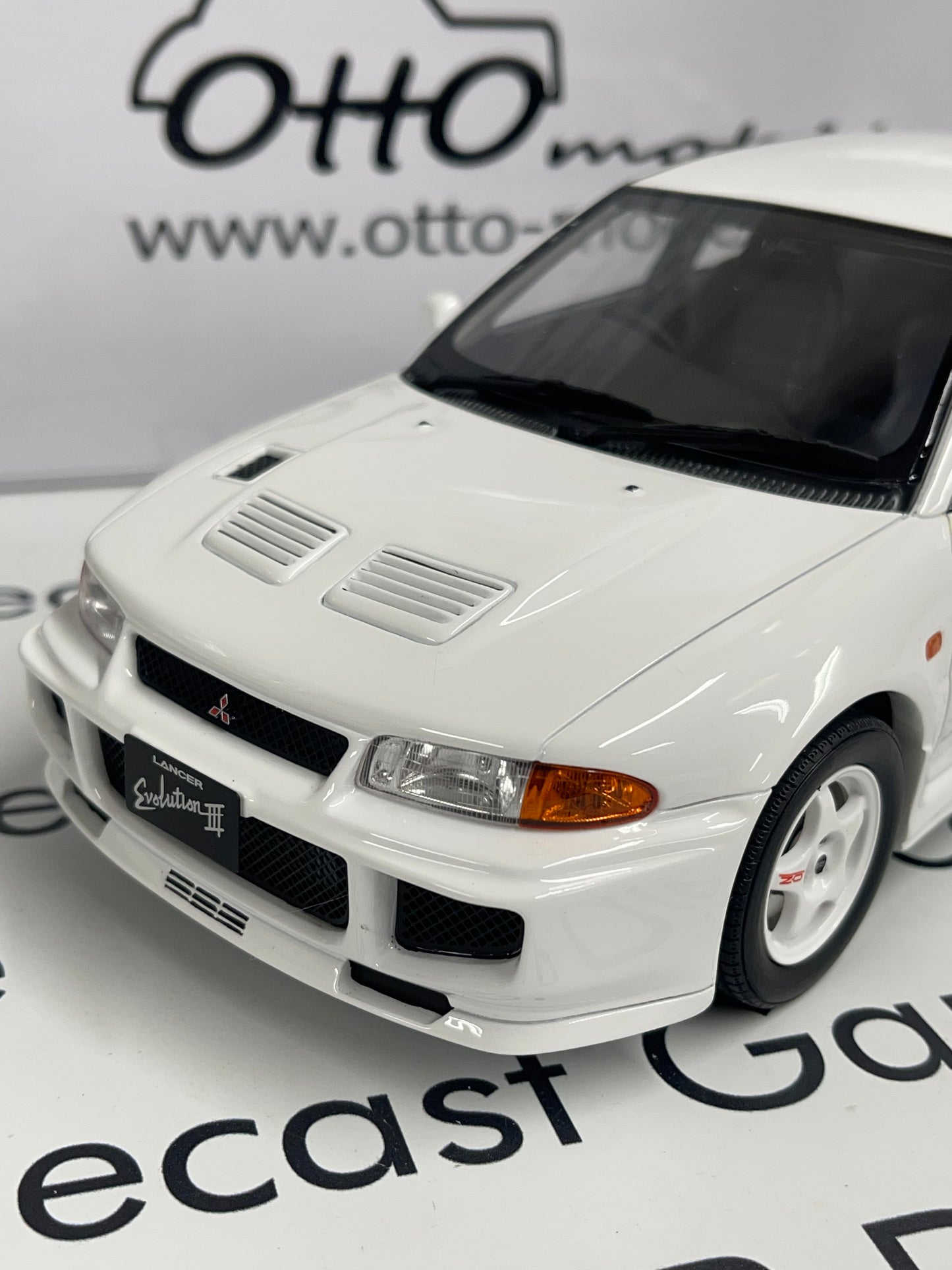 OTTO MOBILE Mitsubishi Lancer EVO III White 1:18 Scale Resin Model OT1065