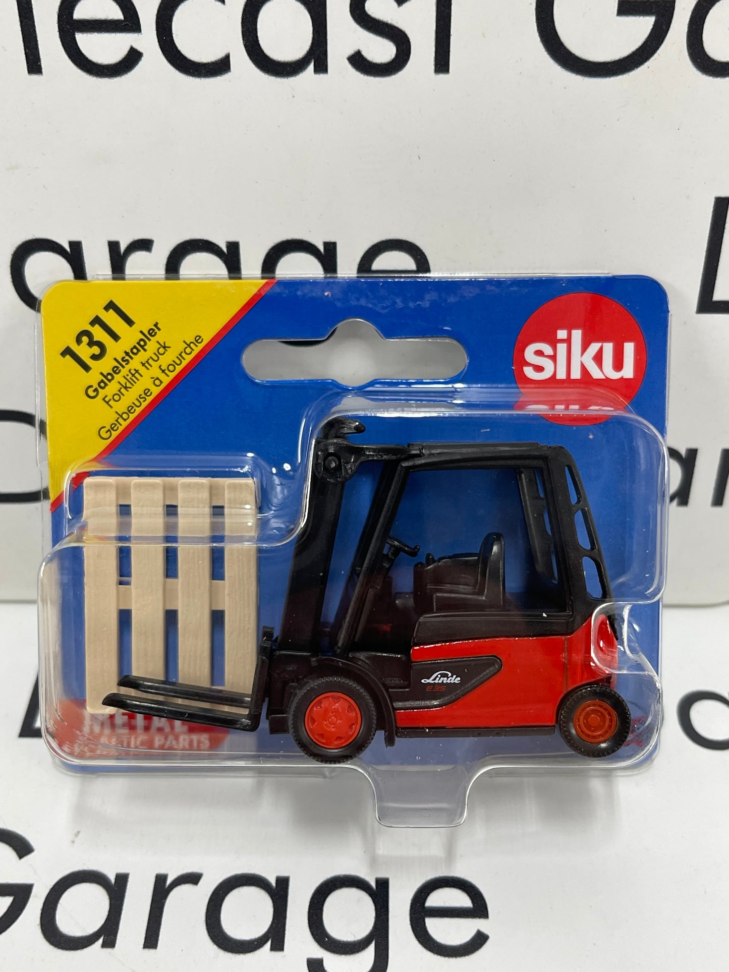 SIKU Linde E35 Forklift Truck with Pallet Red/ Black 1:64 Diecast