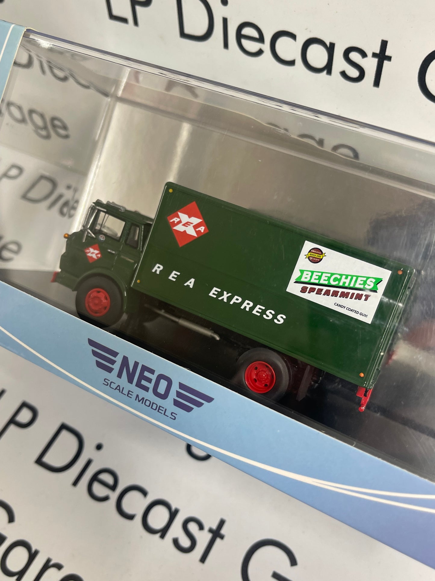 NEO MODELS 1960 GMC Tilt Cab Box Truck Green 1:64 Resin Model REA Express