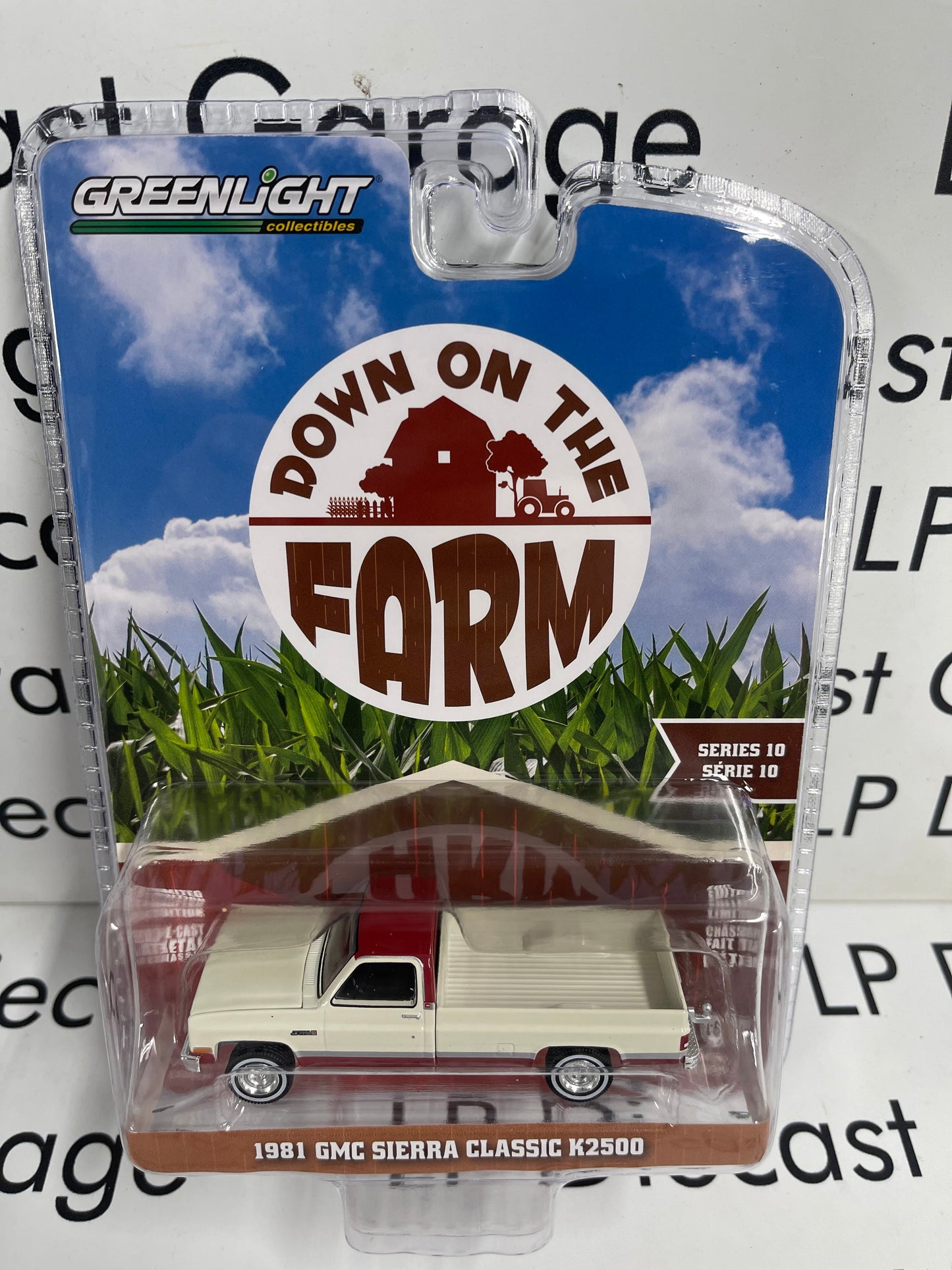 GREENLIGHT 1981 GMC Sierra Classic Tan 1:64 Diecast Down on the Farm Truck