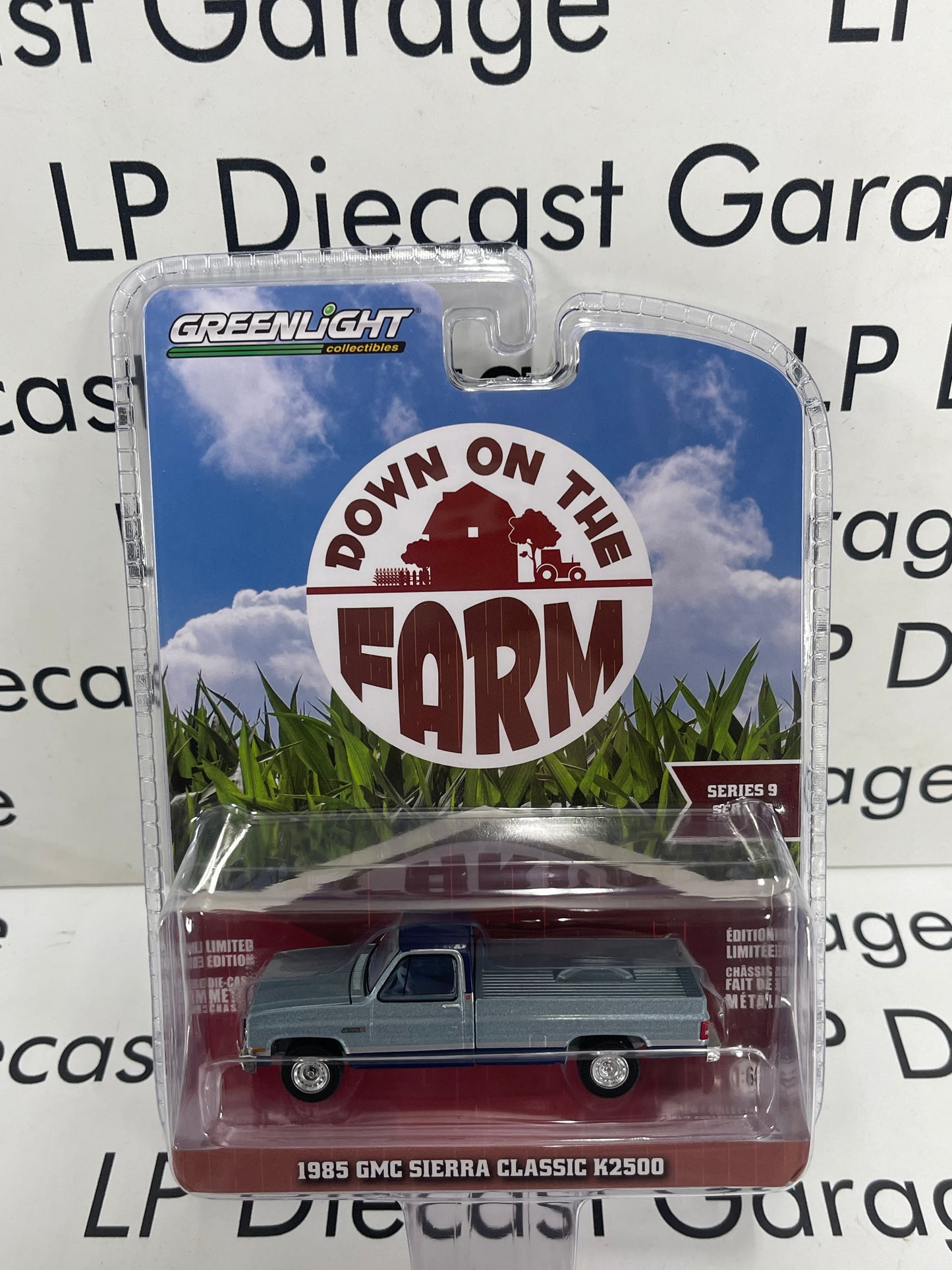 GREENLIGHT 1985 GMC Sierra Classic K2500 Silver/ Blue 1:64 Diecast Down on the Farm