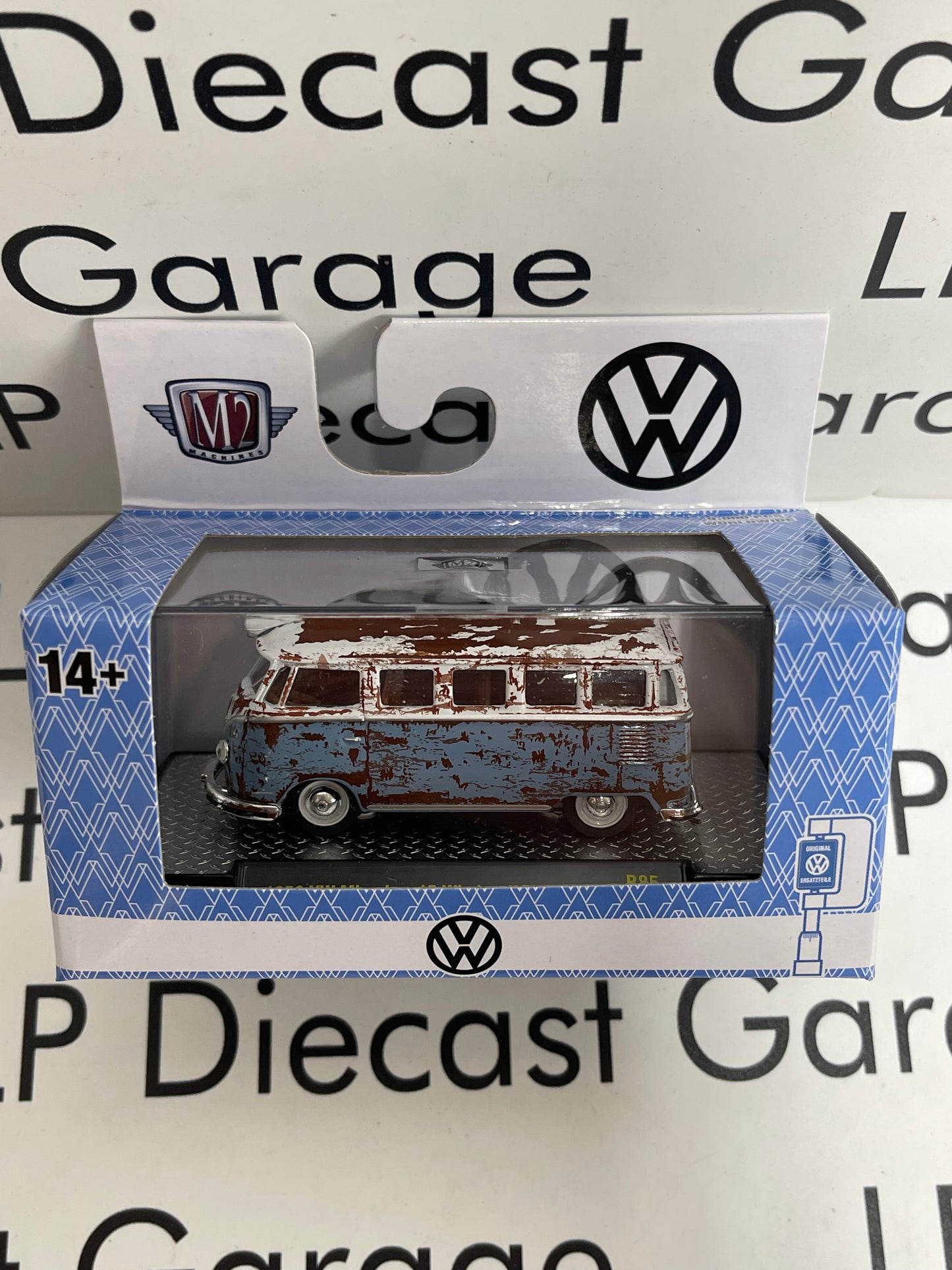 M2 Machines Auto-Thentics 1958 Volkswagen VW Microbus 15 Window USA Model Patina Blue/ White 1:64 Diecast