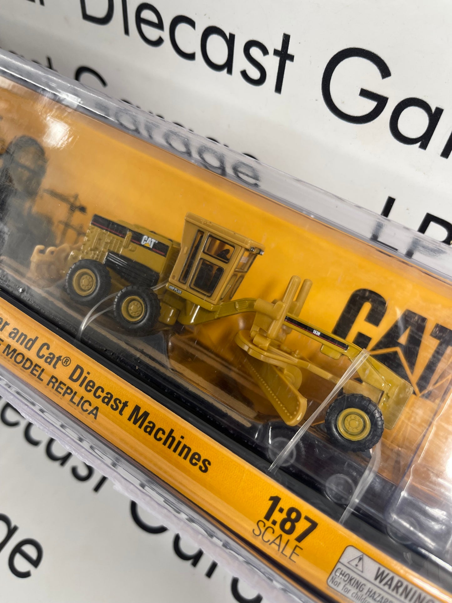 DIECAST MASTERS CAT Semi w/ Trailer & Grader Yellow 1:87 Diecast