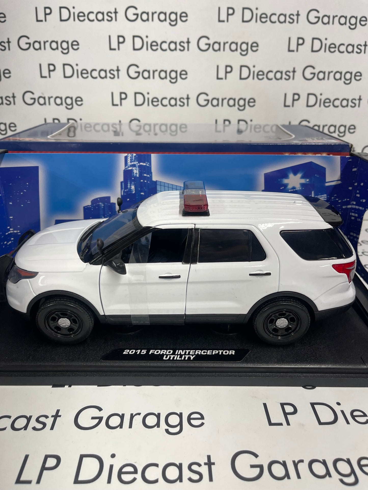 MOTORMAX 2015 Ford Police Interceptor Utility SUV White w/ Lights & Sirens 1:18 Diecast