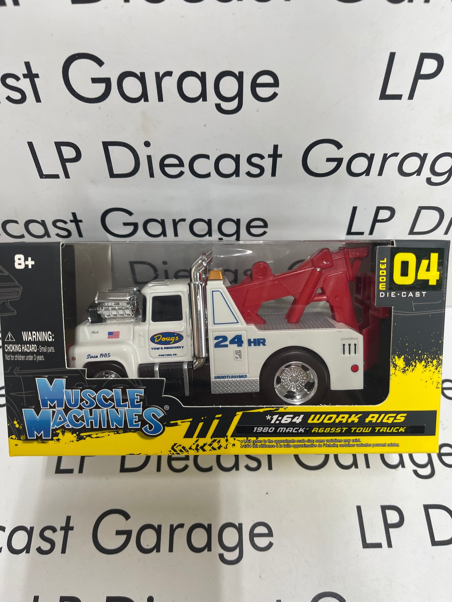 MAISTO Muscle Machines 1980 Mack R685ST Doug's Tow Truck White Work Rigs 1:64 Diecast