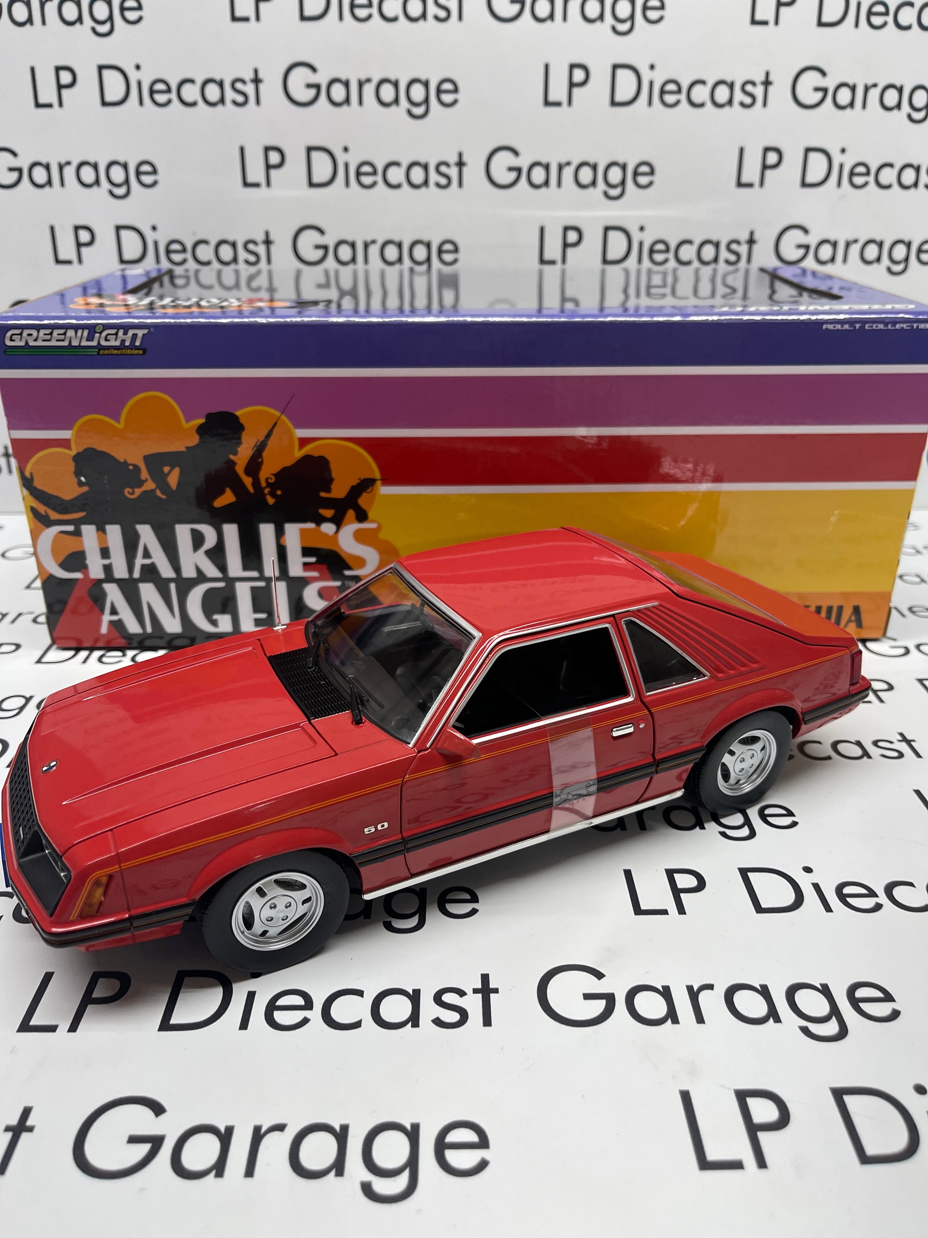 GREENLIGHT 1979 Ford Mustang Ghia Red & Black Charlies Angels Hatchback  1:18 Diecast