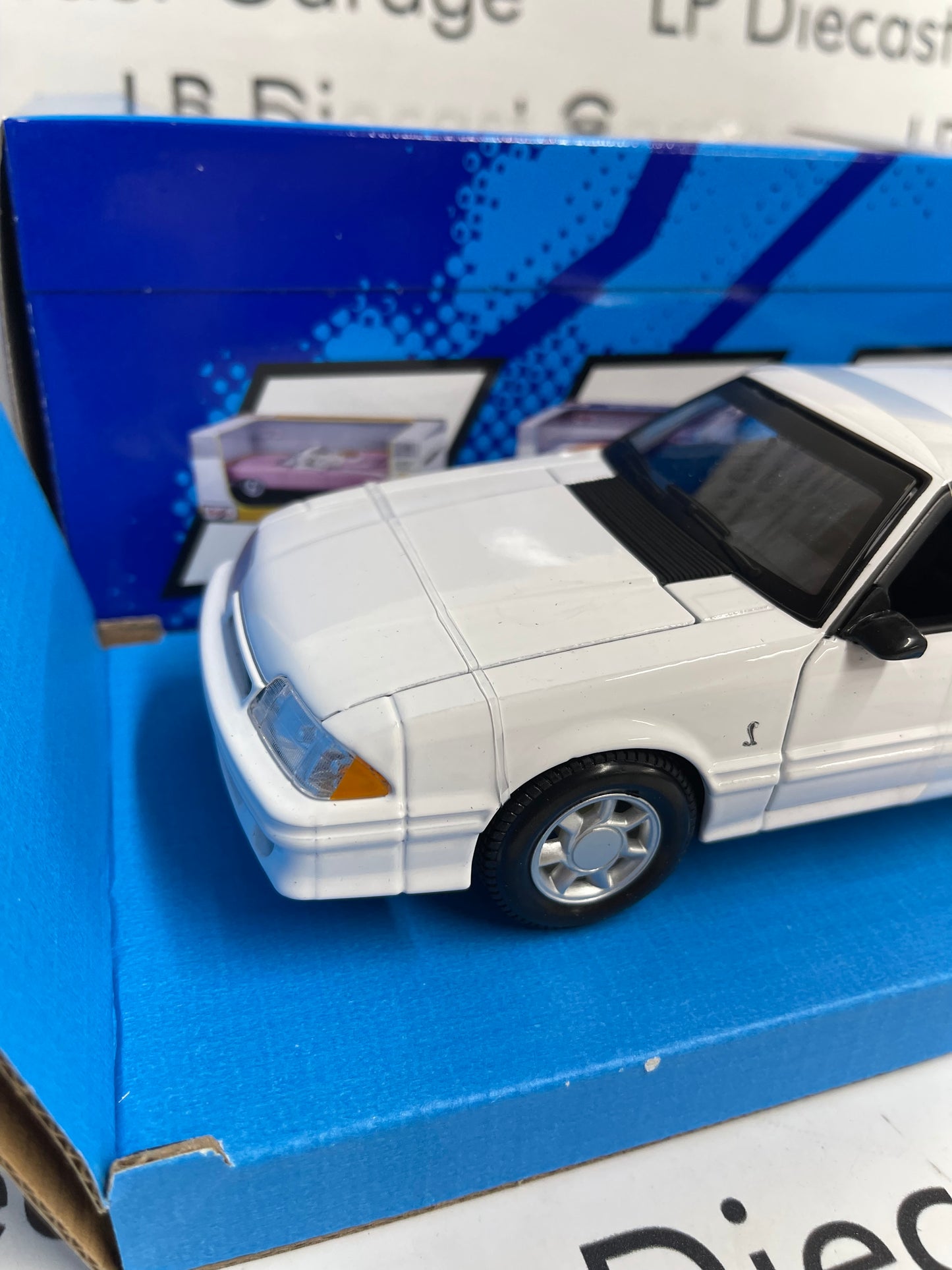 MAISTO 1993 Ford Mustang SVT Cobra White 1:24 Scale Diecast MiJo