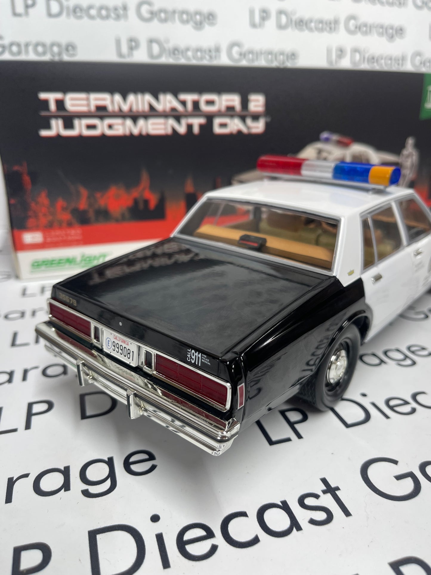 GREENLIGHT 1987 Chevrolet Caprice Metropolitan Police with T-1000 Liquid Metal Android Figure Terminator 2 Judgement Day 1:18 Diecast