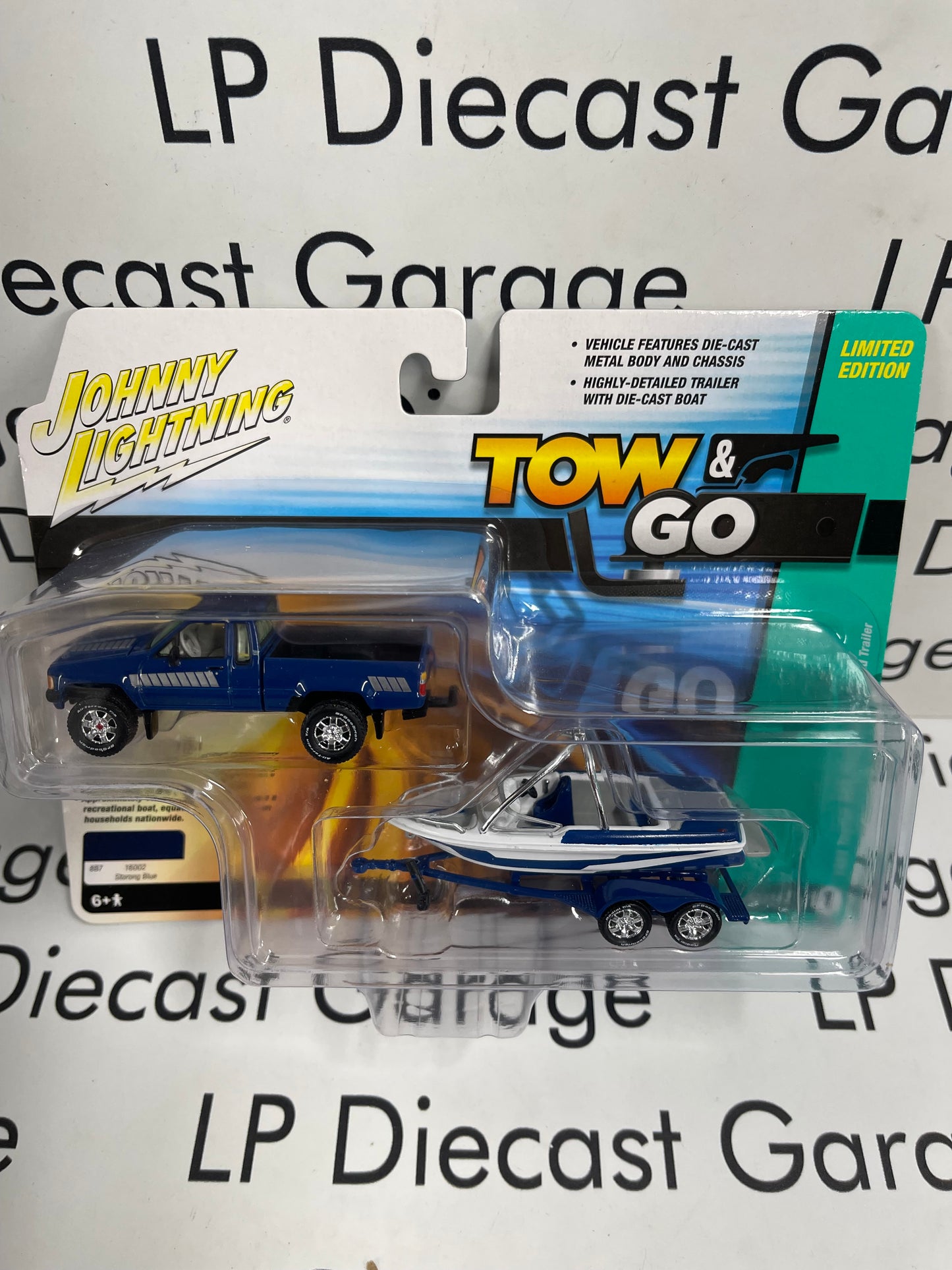 JOHNNY LIGHTNING 1985 Toyota SR5 Pickup w/Malibu Speed Boat Blue 1:64 Diecast Tow & Go