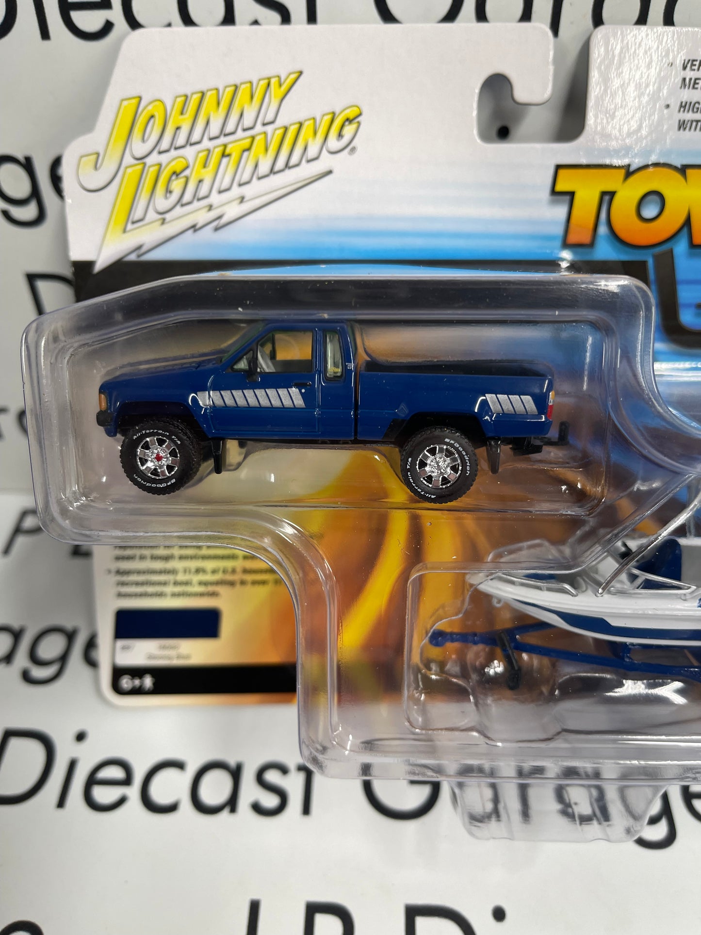 JOHNNY LIGHTNING 1985 Toyota SR5 Pickup w/Malibu Speed Boat Blue 1:64 Diecast Tow & Go