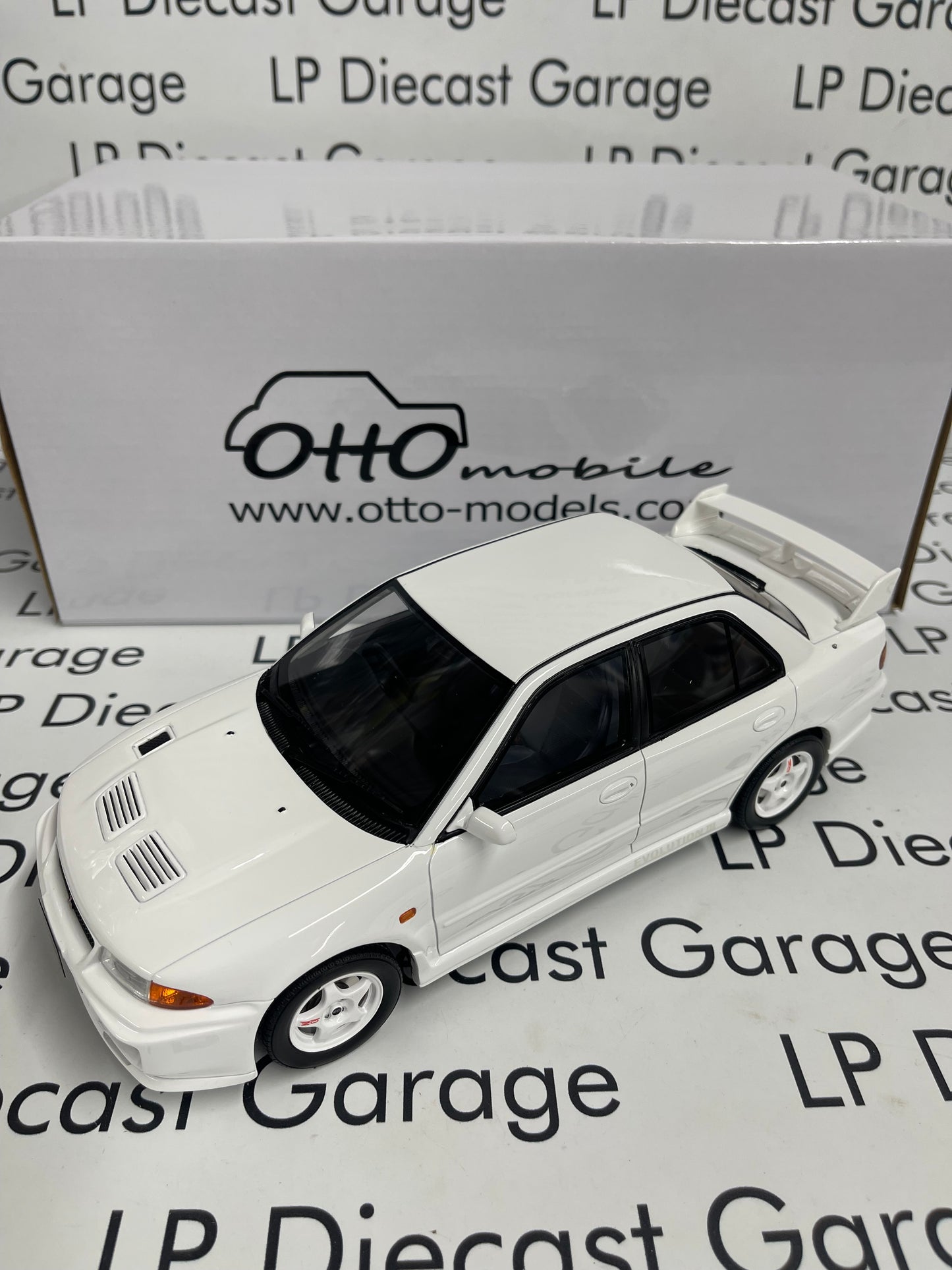 OTTO MOBILE Mitsubishi Lancer EVO III White 1:18 Scale Resin Model OT1065