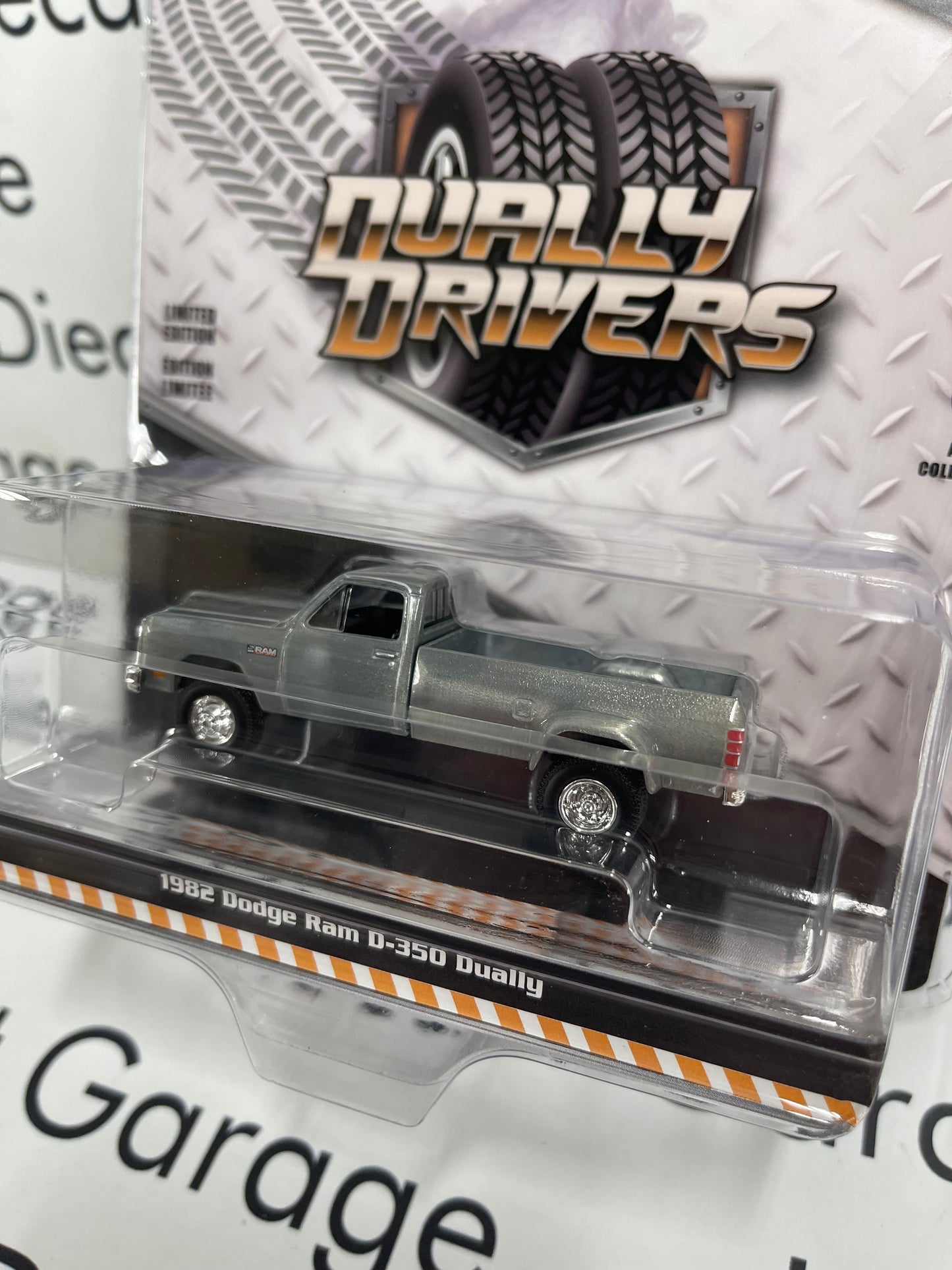 RAW CHASE 1982 Dodge Ram D350 Construction Truck 1:64 Diecast Dually Drivers