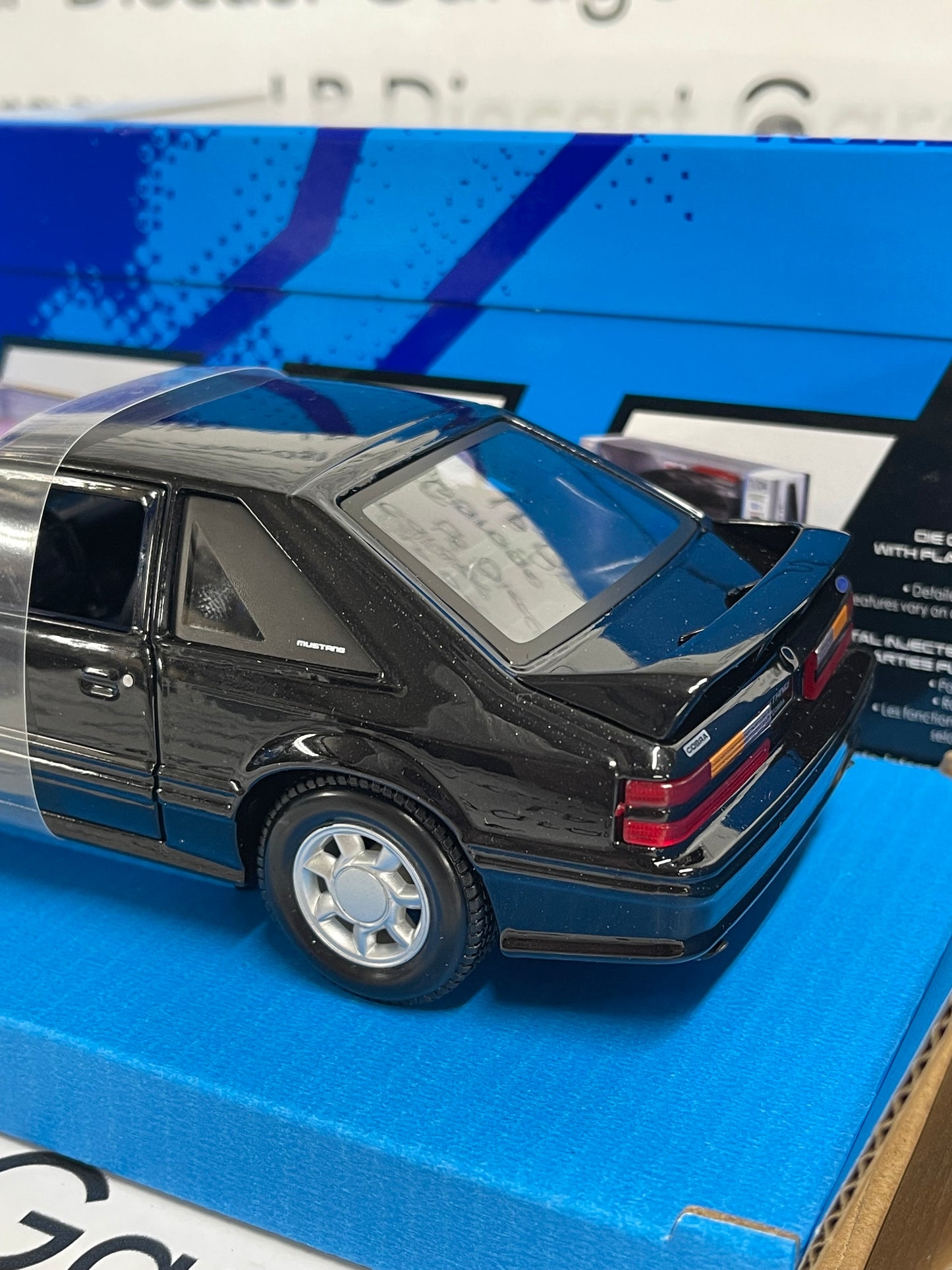 MAISTO 1993 Ford Mustang SVT Cobra Black 1:24 Scale Diecast MiJo