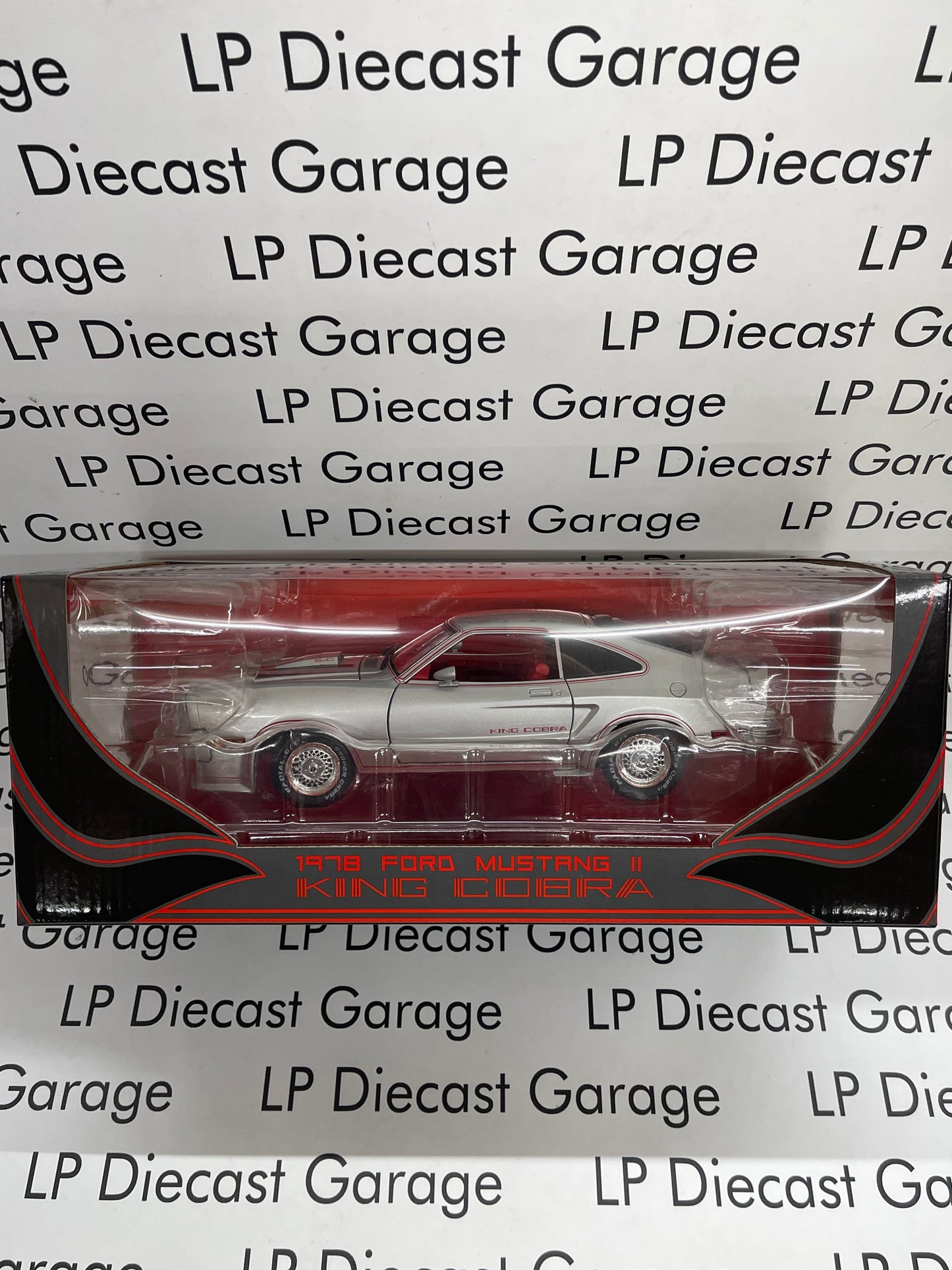 GREENLIGHT 1978 Ford Mustang II King Cobra Silver w/ Red & Black Stripes 1:18 Diecast