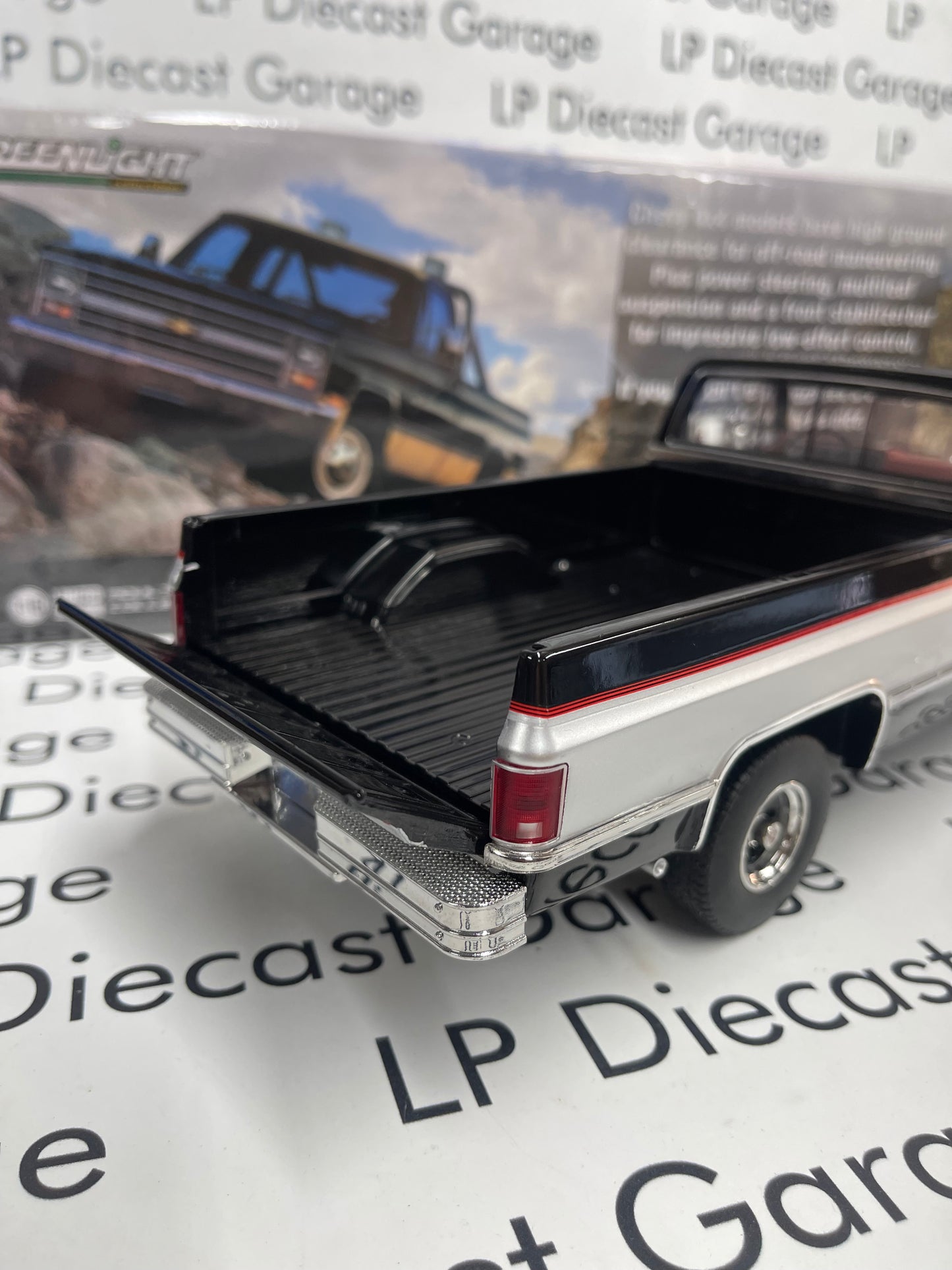 GREENLIGHT 1984 Chevrolet K10 Scottsdale Midnight Black & Steel Gray Metallic 1:18 Diecast