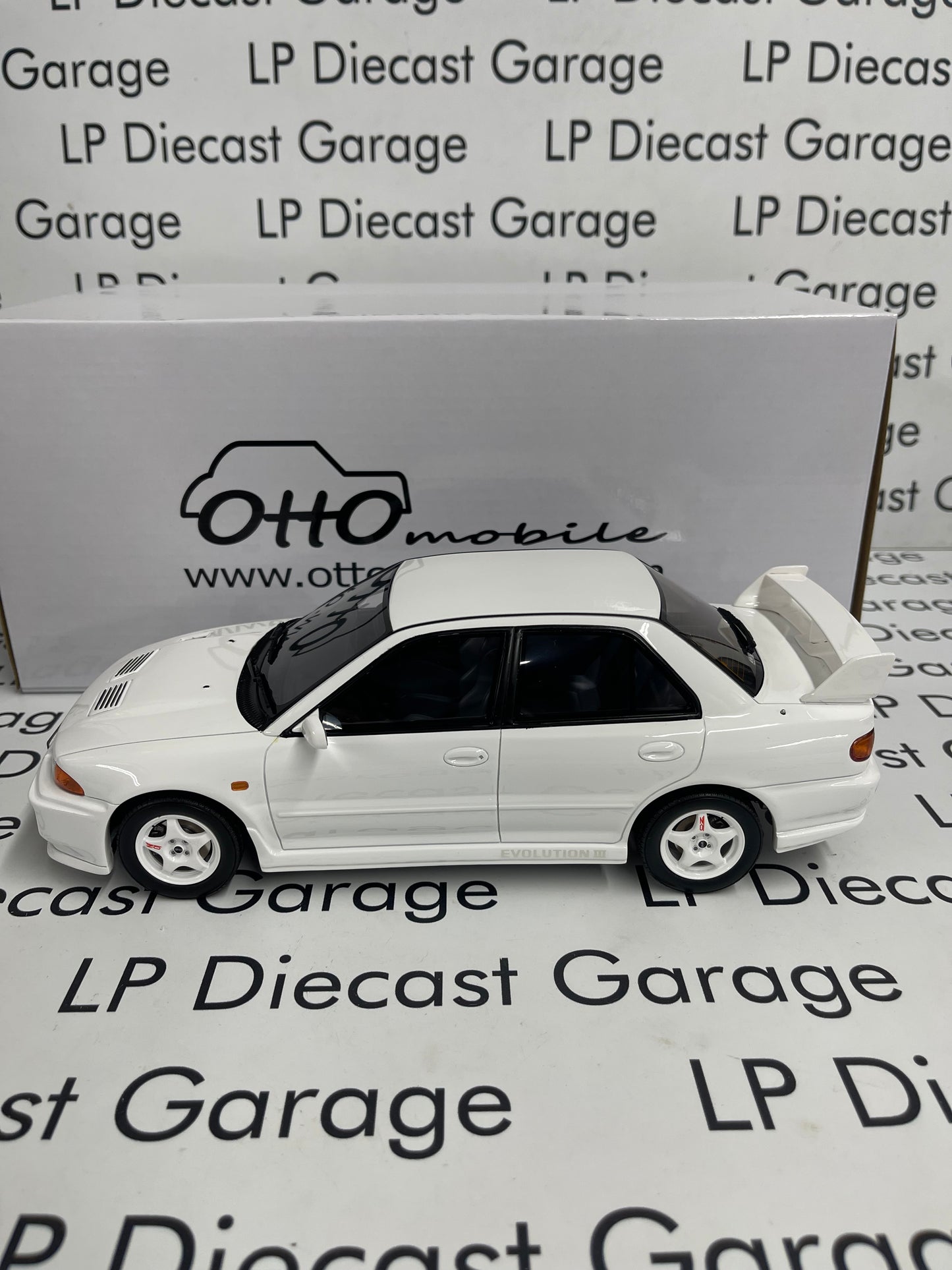 OTTO MOBILE Mitsubishi Lancer EVO III White 1:18 Scale Resin Model OT1065