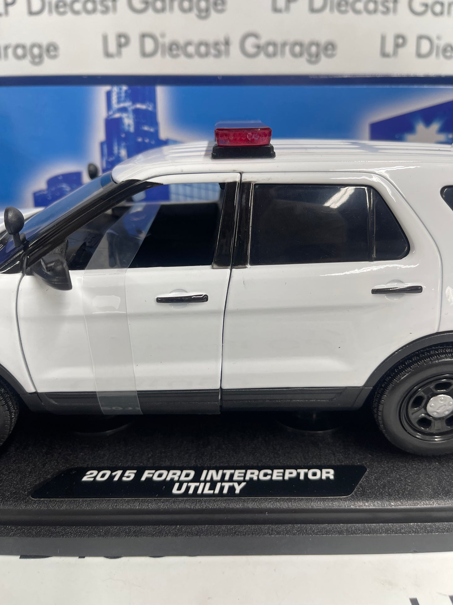 MOTORMAX 2015 Ford Police Interceptor Utility SUV White w/ Lights & Sirens 1:18 Diecast