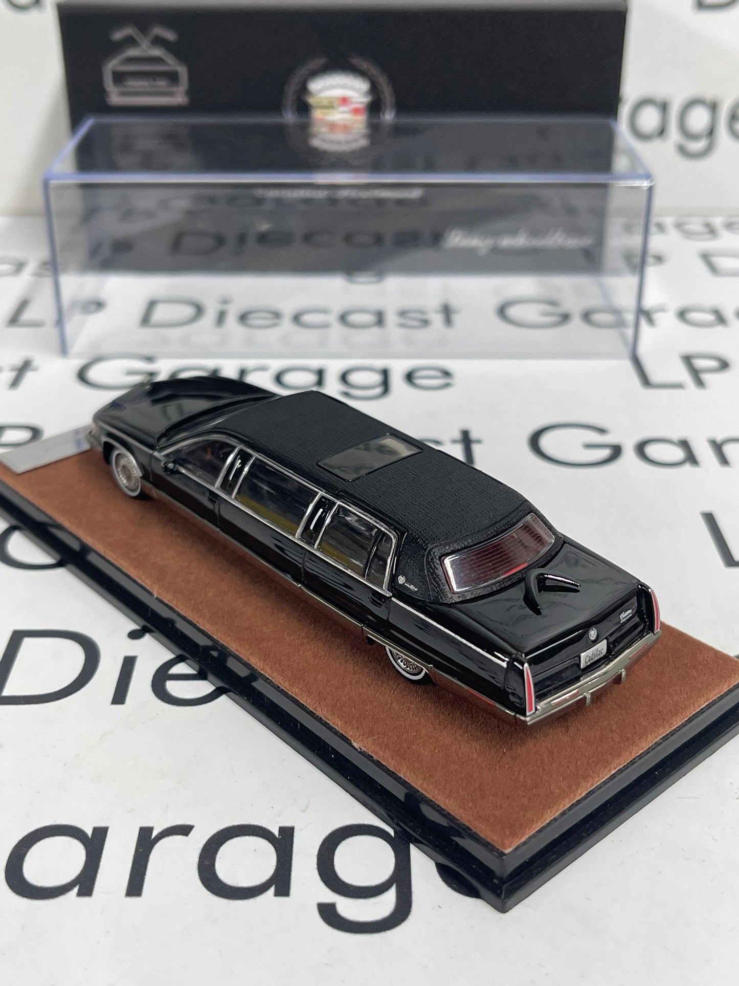 Xiago Guang 1993 Cadillac Fleetwood Limousine Long Wheelbase Limo Black 1:64 Diecast