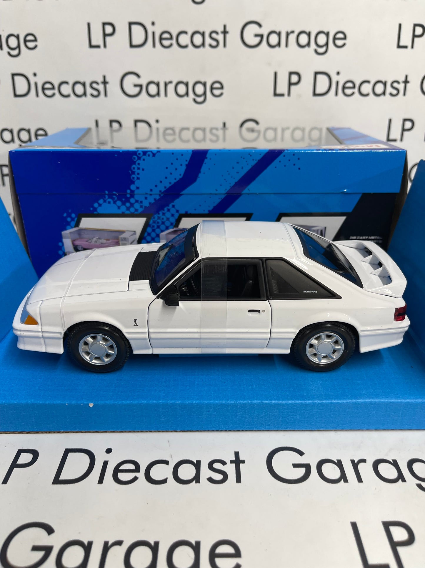 MAISTO 1993 Ford Mustang SVT Cobra White 1:24 Scale Diecast MiJo