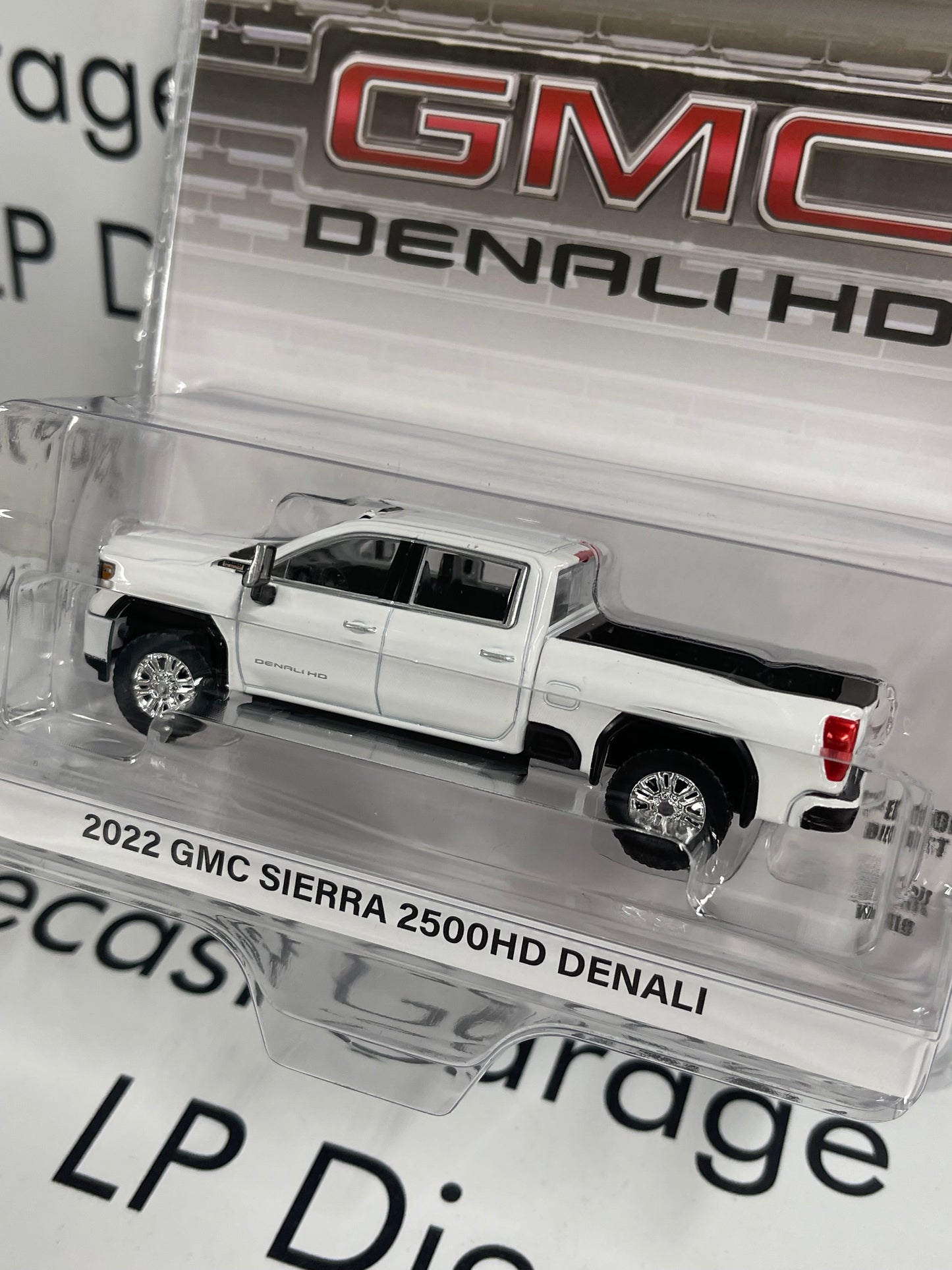 GREENLIGHT 2022 GMC Sierra 2500HD Denali White 1:64 Diecast Karson Exclusive