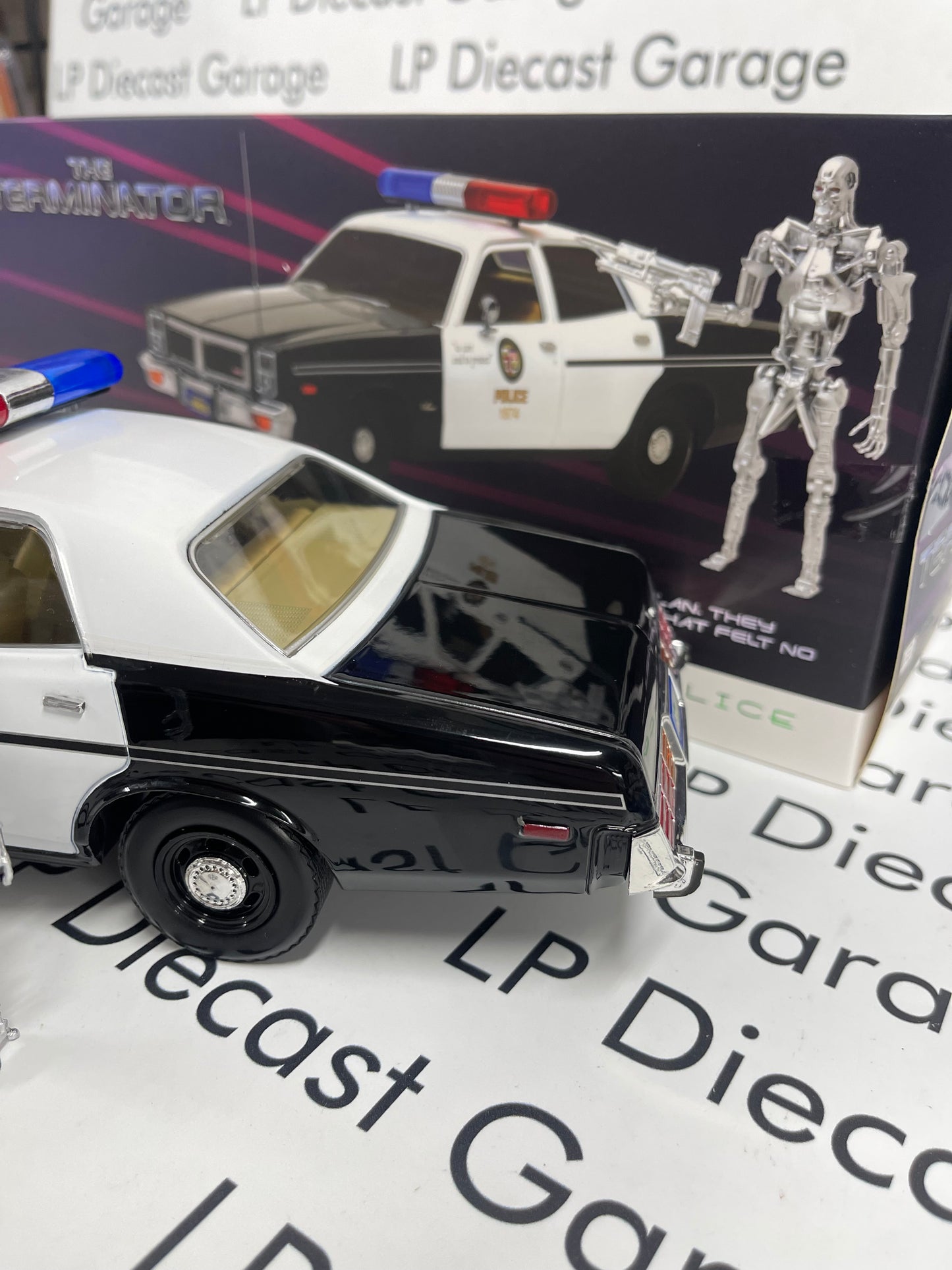 GREENLIGHT 1977 Dodge Monaco Metropolitan Police Terminator 1:18 Diecast w/ Figure