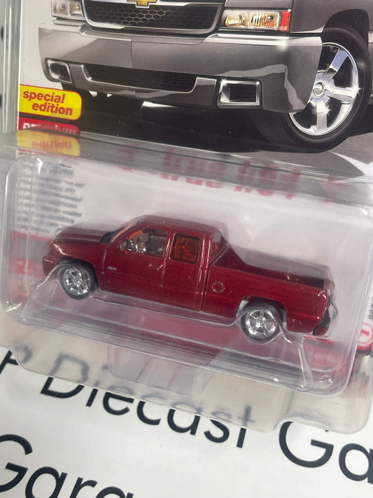 ULTRA RED CHASE AUTO WORLD 2006 Chevy Silverado SS Truck 1:64 Diecast