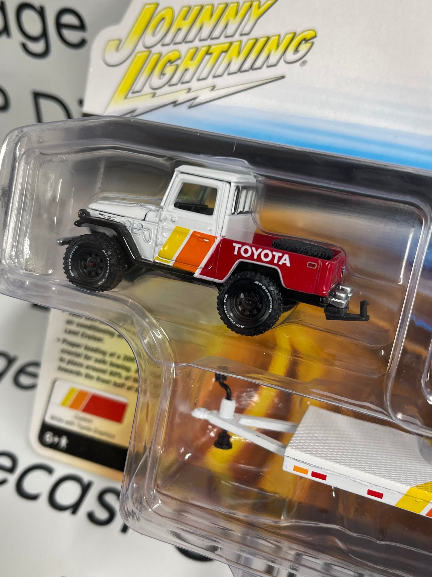 JOHNNY LIGHTNING 1980 Toyota Land Cruiser w/Car Trailer TRD 1:64 Diecast Tow & Go