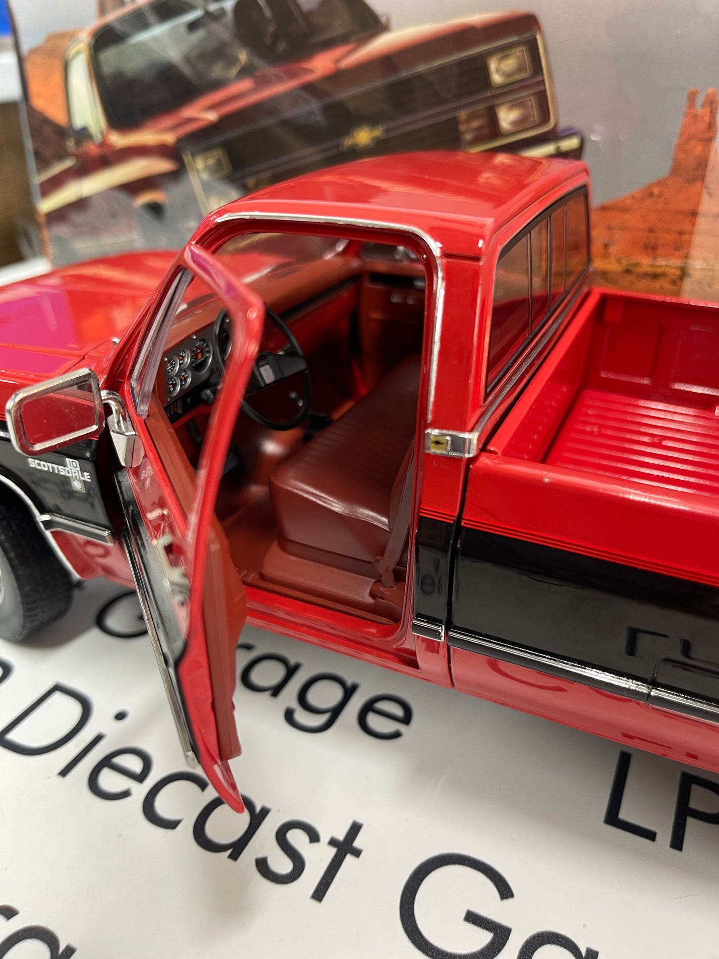 GREENLIGHT 1984 Chevrolet K10 Scottsdale Apple Red & Midnight Black 1:18 Diecast