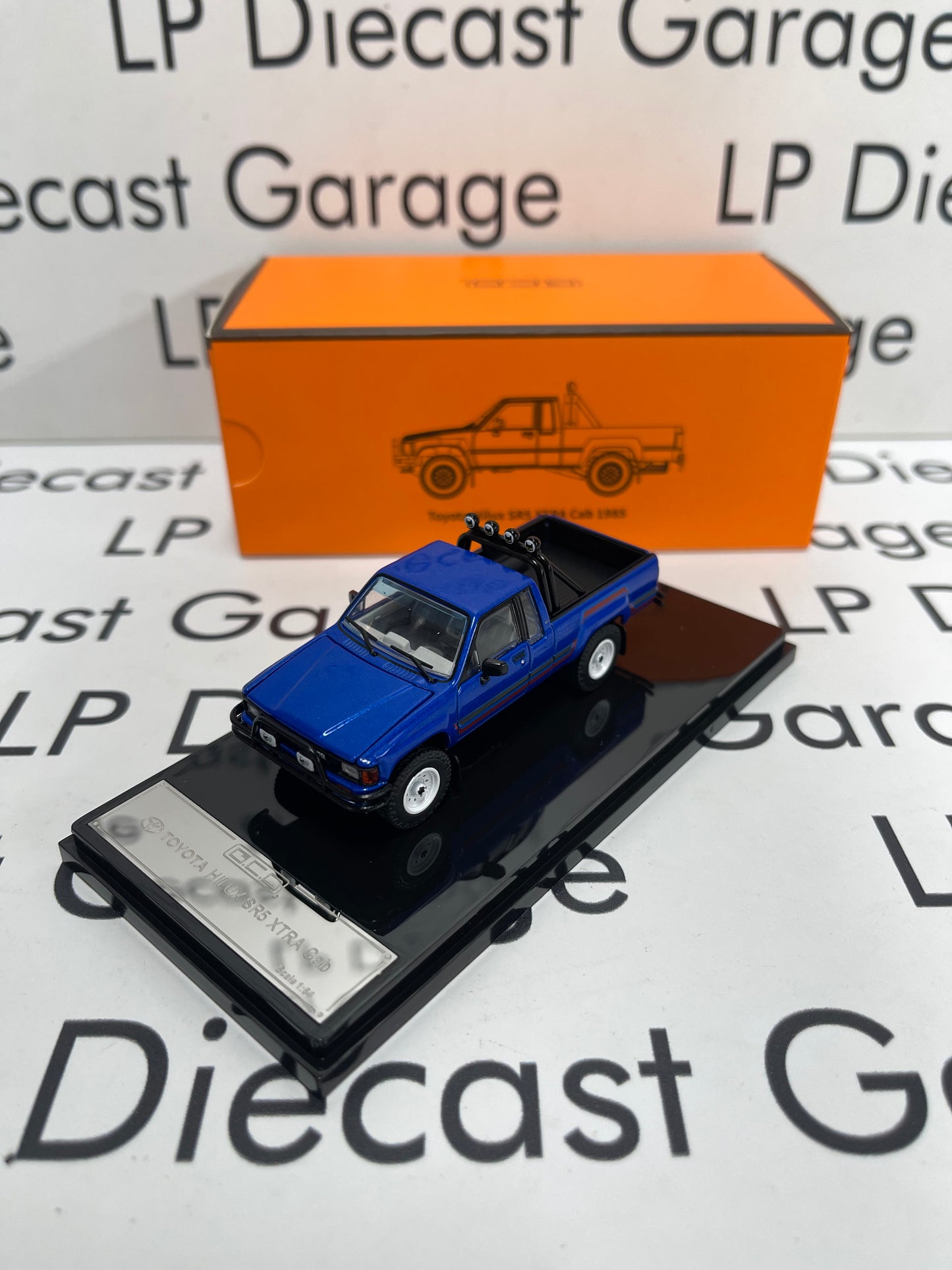 GCD 1985 Toyota Hilux SR5 Xtra Cab Blue Pickup Truck 1:64 Diecast