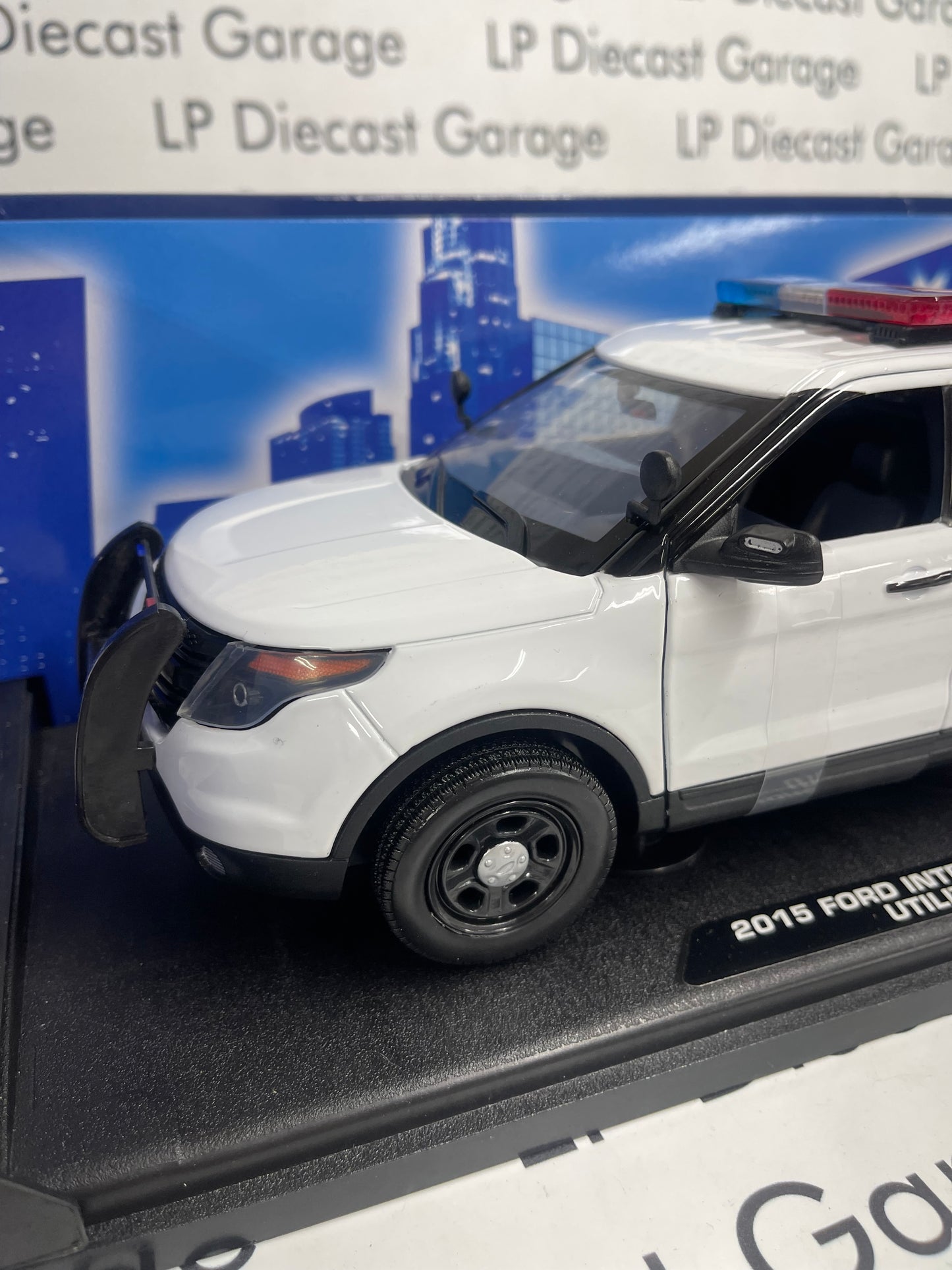 MOTORMAX 2015 Ford Police Interceptor Utility SUV White w/ Lights & Sirens 1:18 Diecast