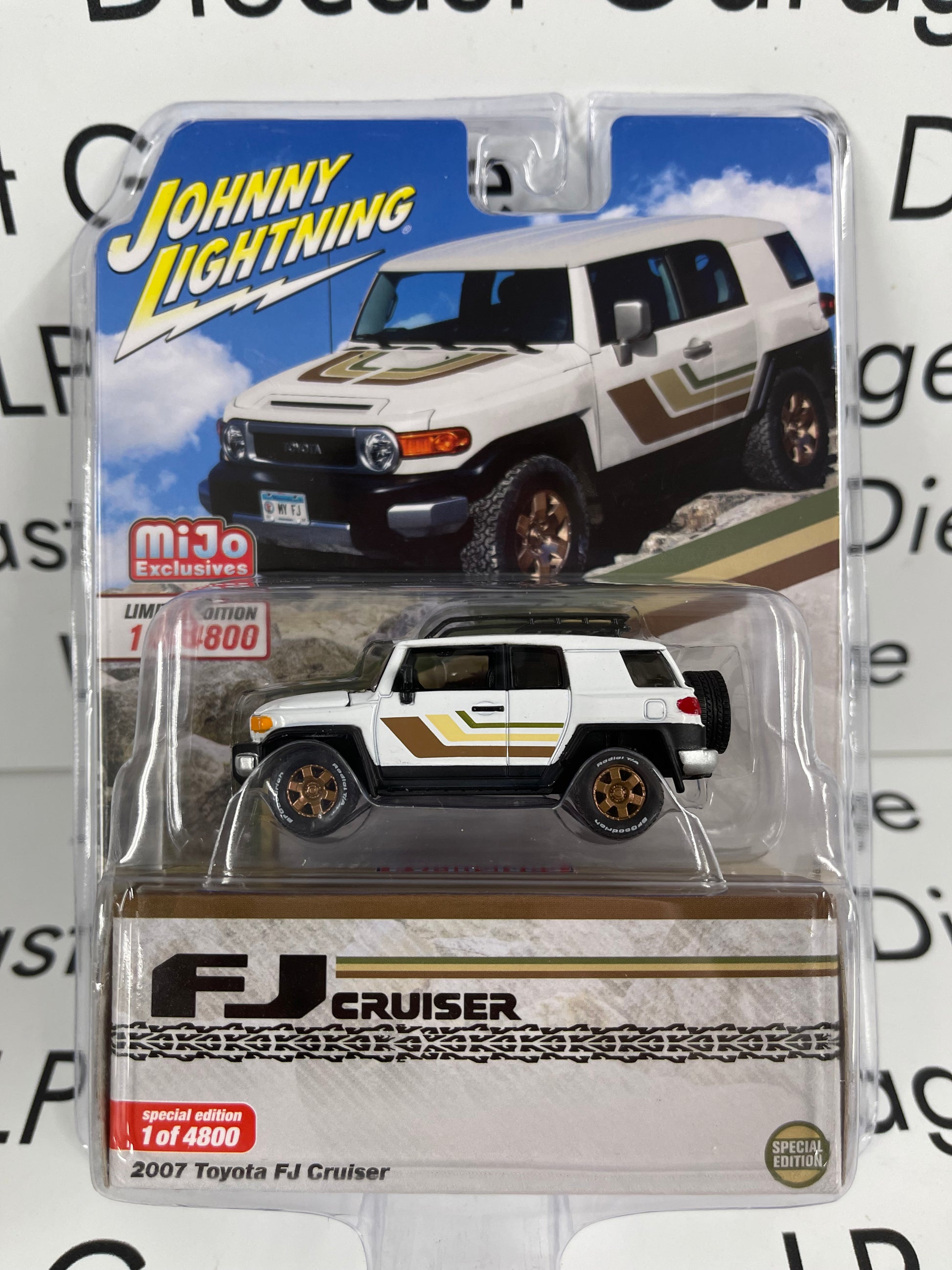 JOHNNY LIGHTNING 2007 Toyota FJ Cruiser MiJo White/ Gold 4800 Made 1:64  Diecast